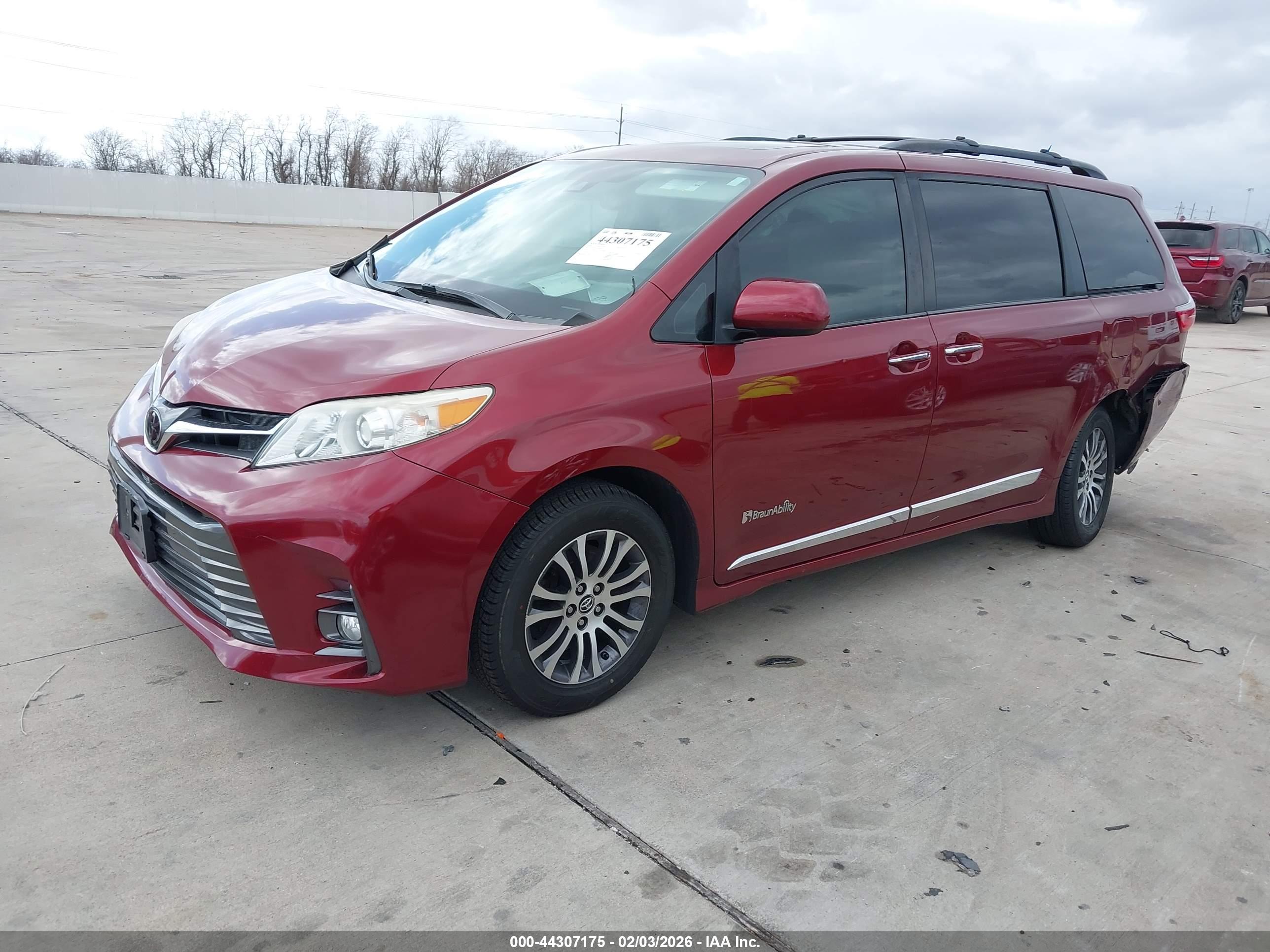 TOYOTA SIENNA image 2
