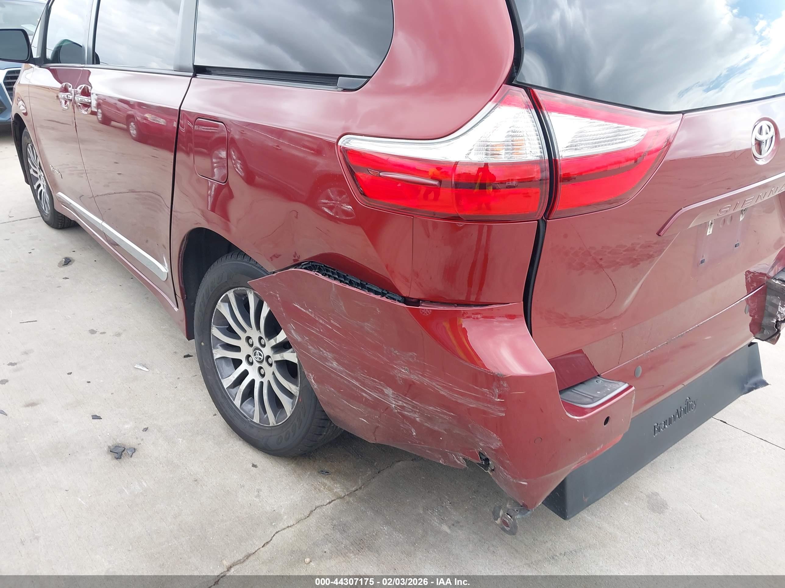 TOYOTA SIENNA image 6