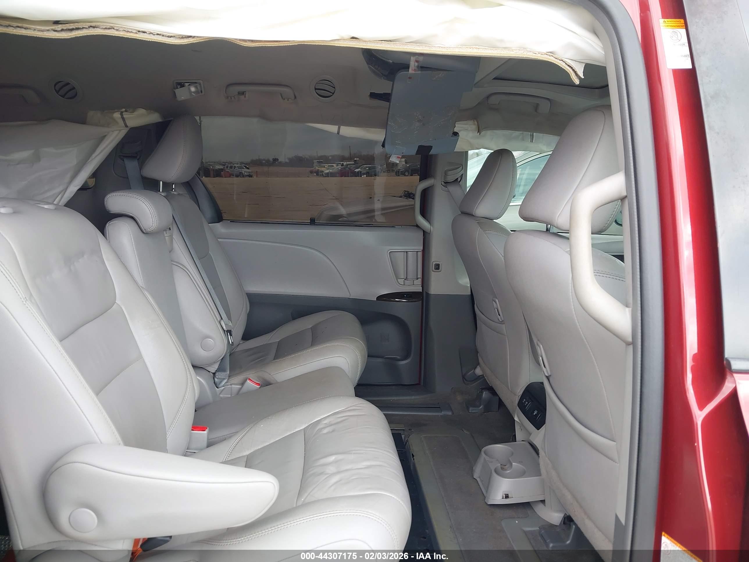 TOYOTA SIENNA image 8