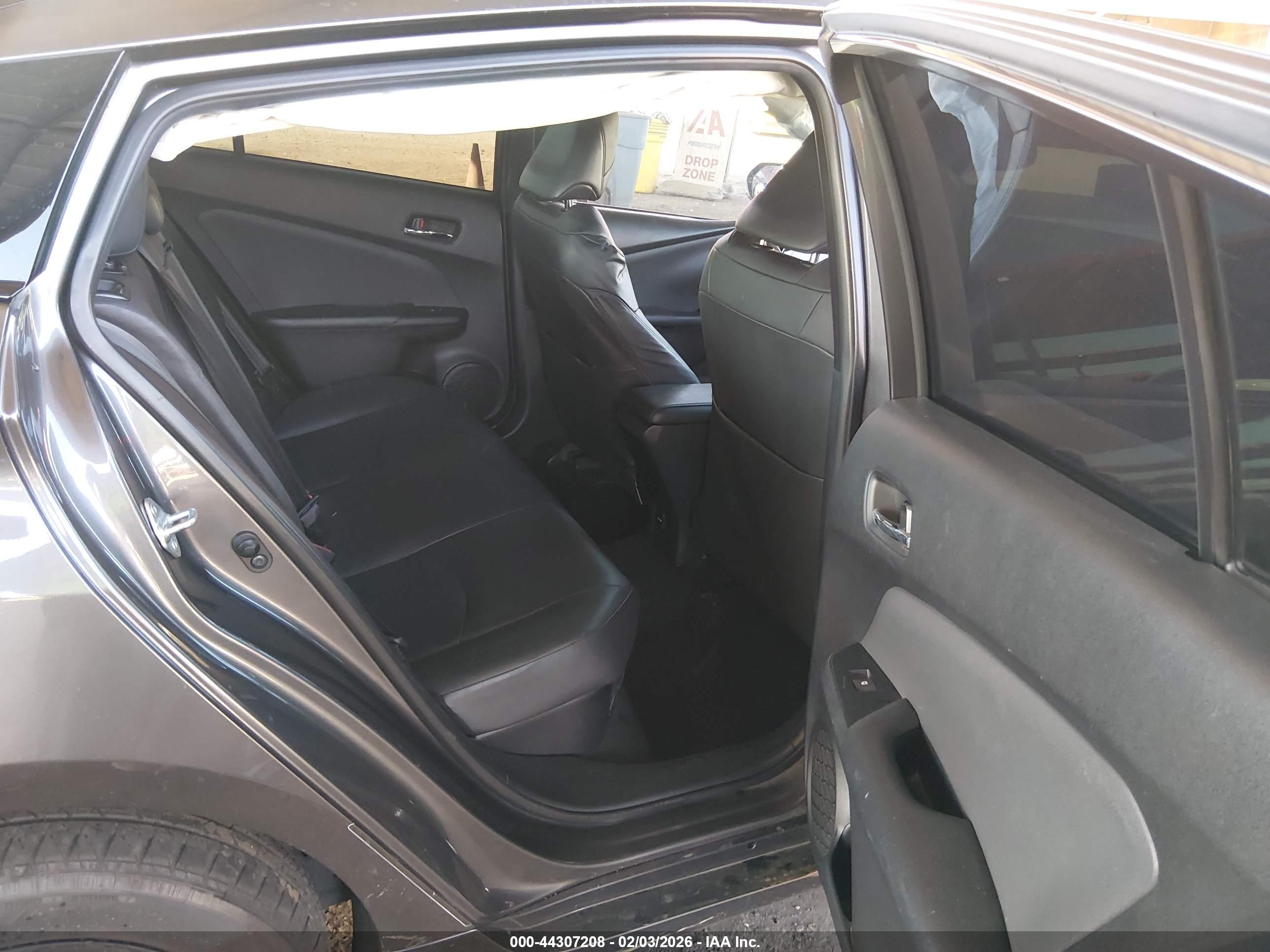 TOYOTA PRIUS image 8