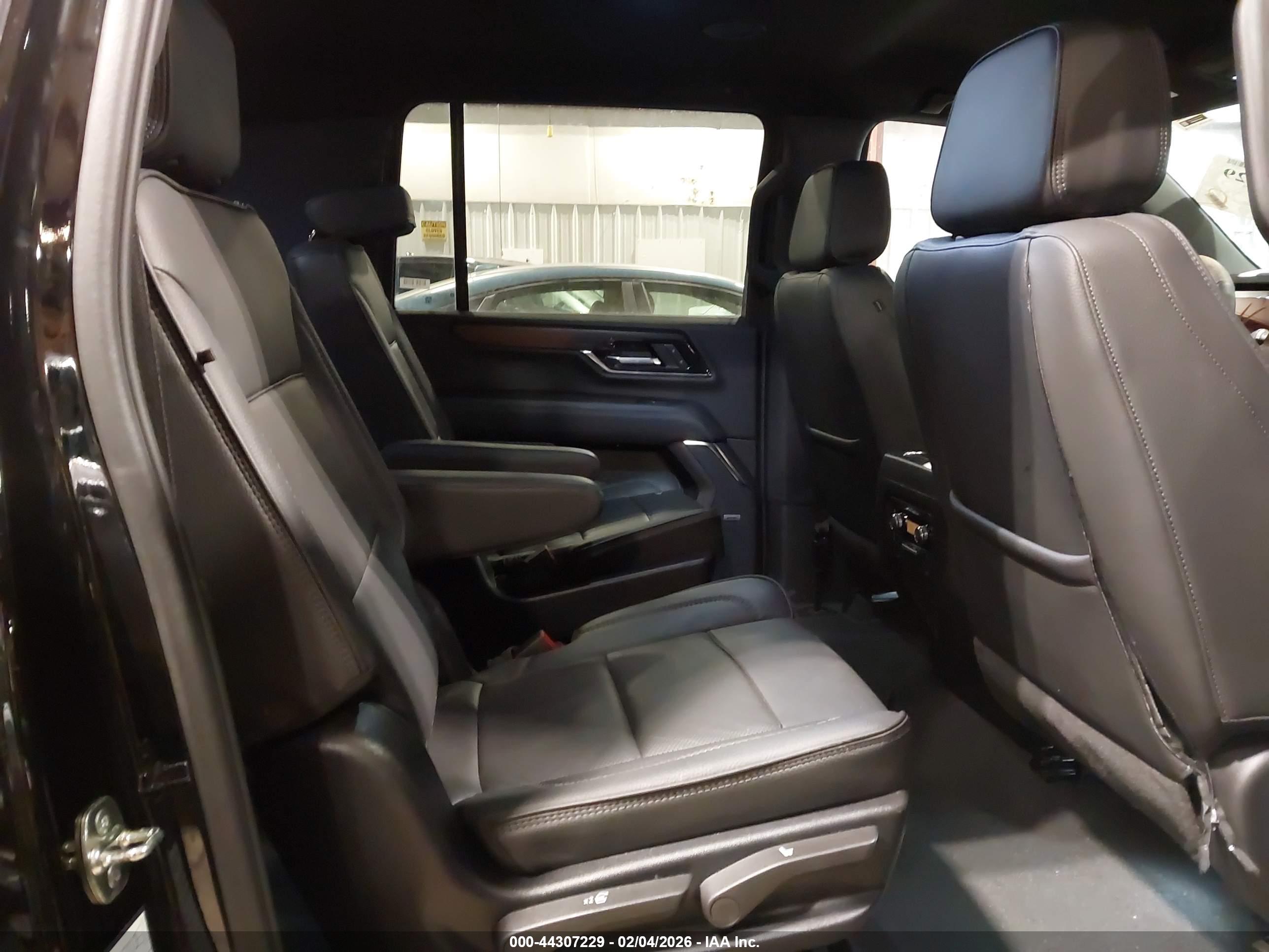 GMC YUKON image 8