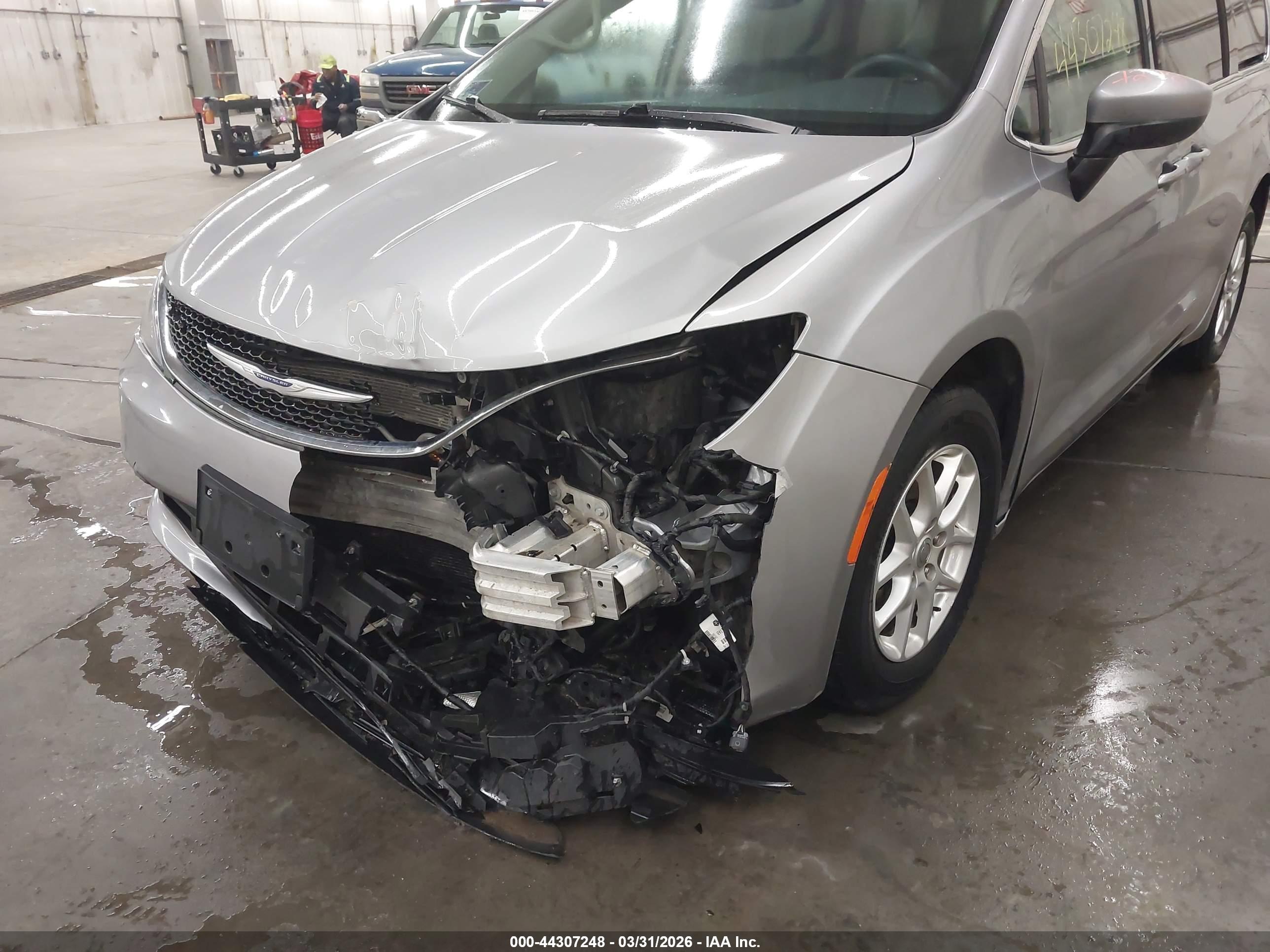 CHRYSLER VOYAGER image 6