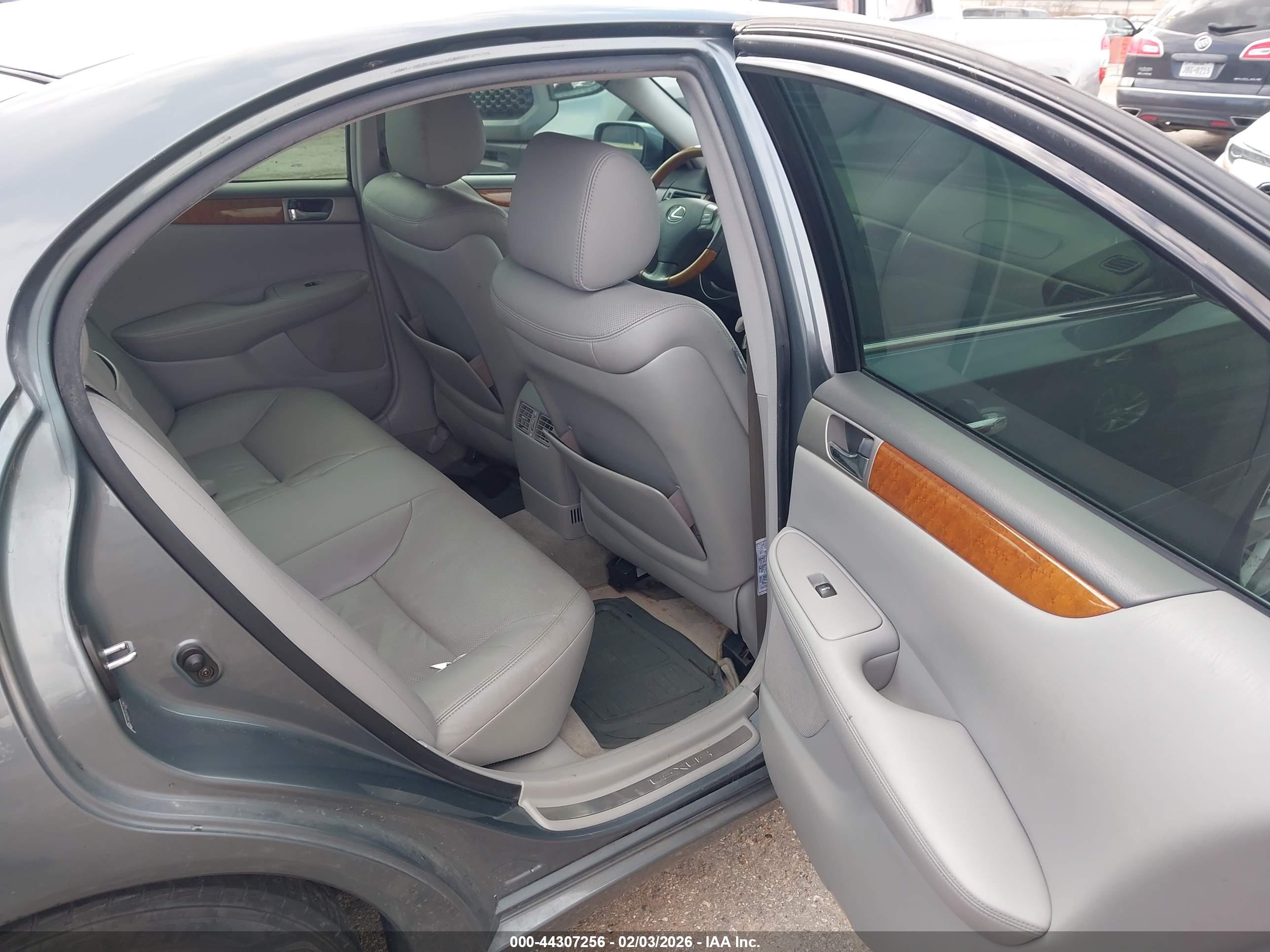 LEXUS ES image 8