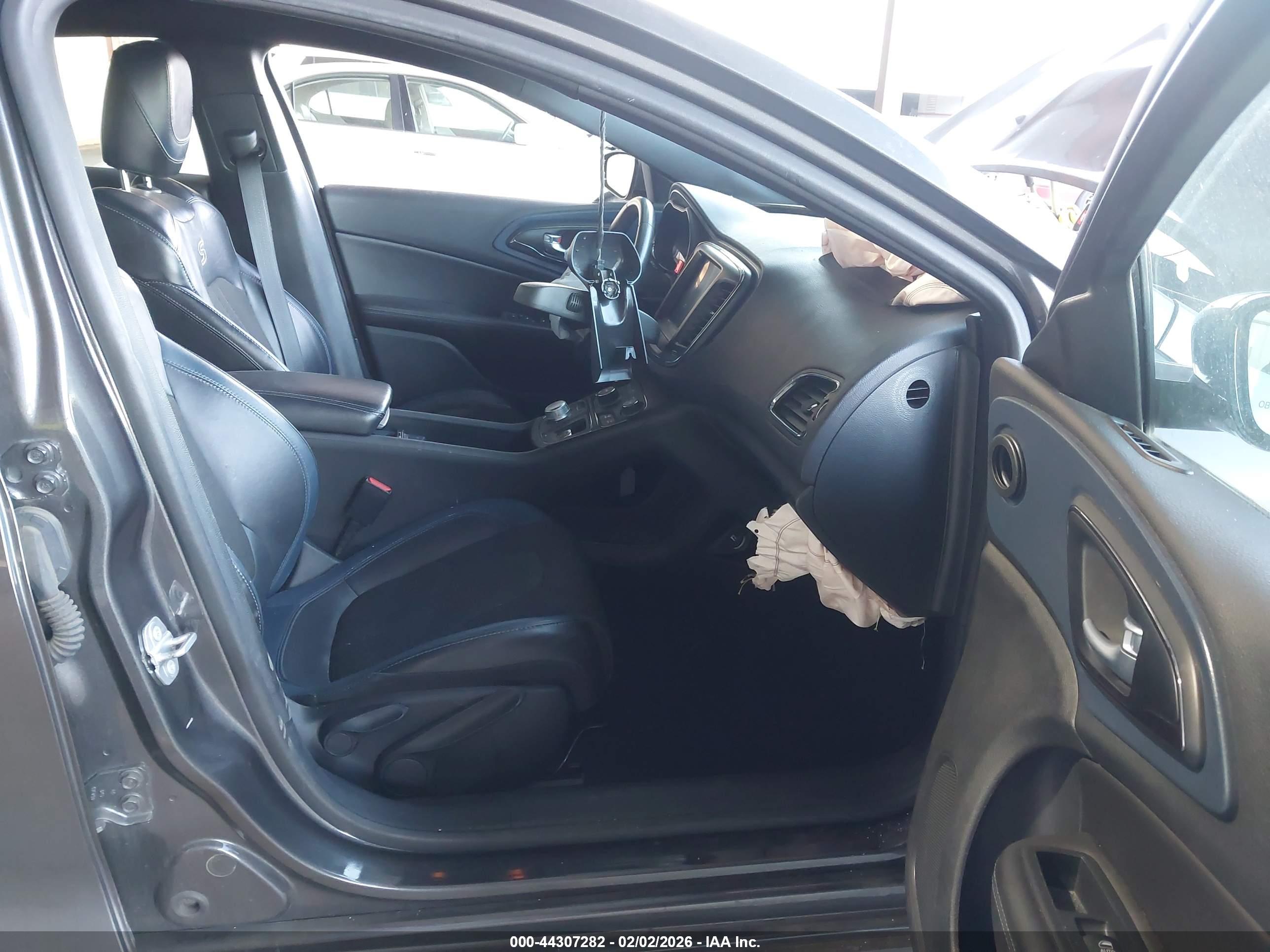 CHRYSLER 200 image 5