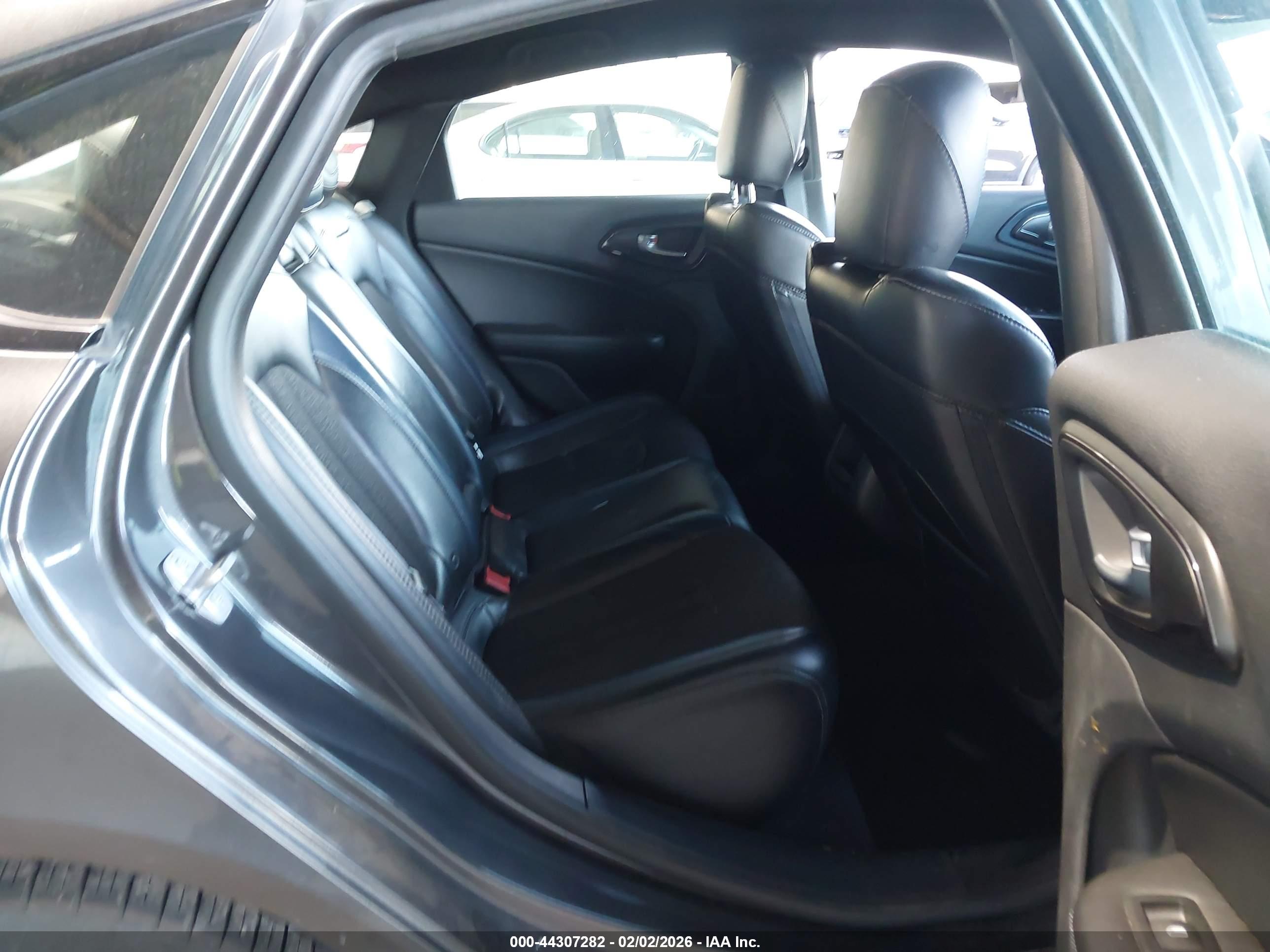 CHRYSLER 200 image 8