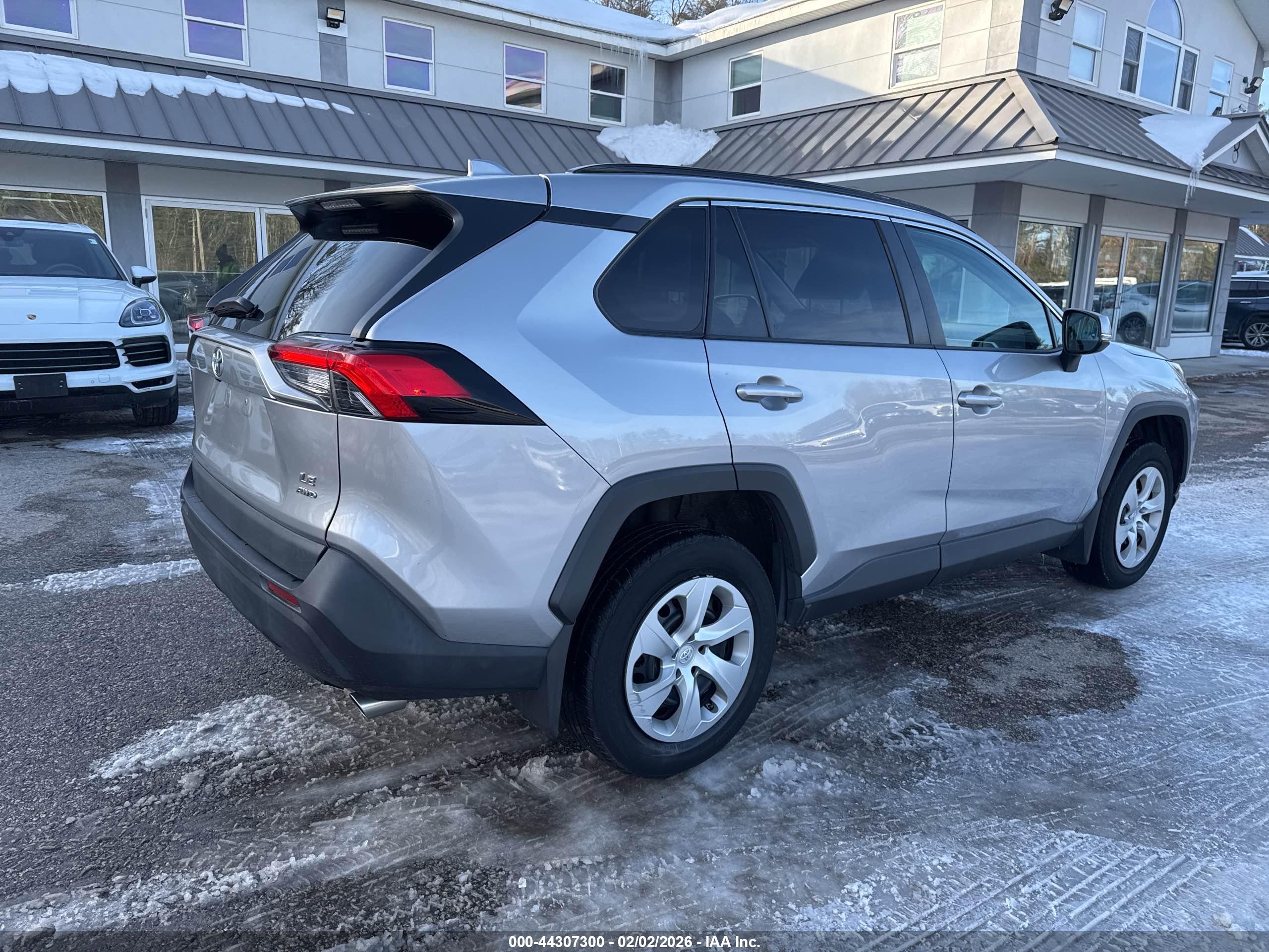 TOYOTA RAV4 image 4