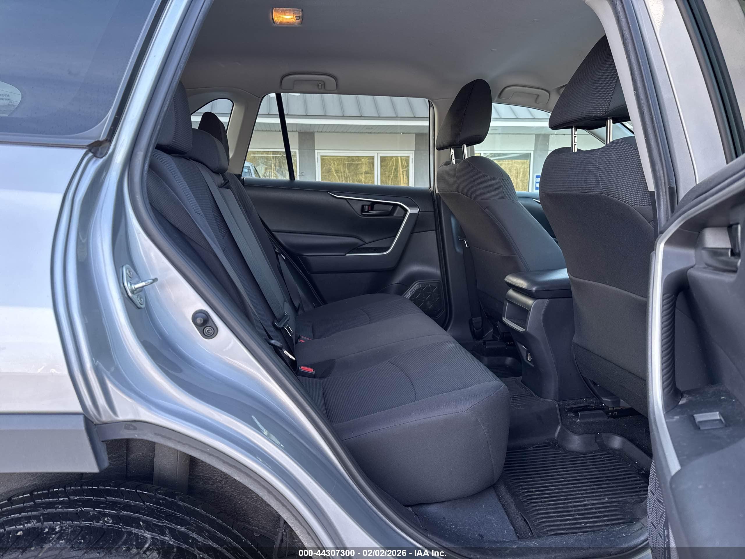 TOYOTA RAV4 image 8
