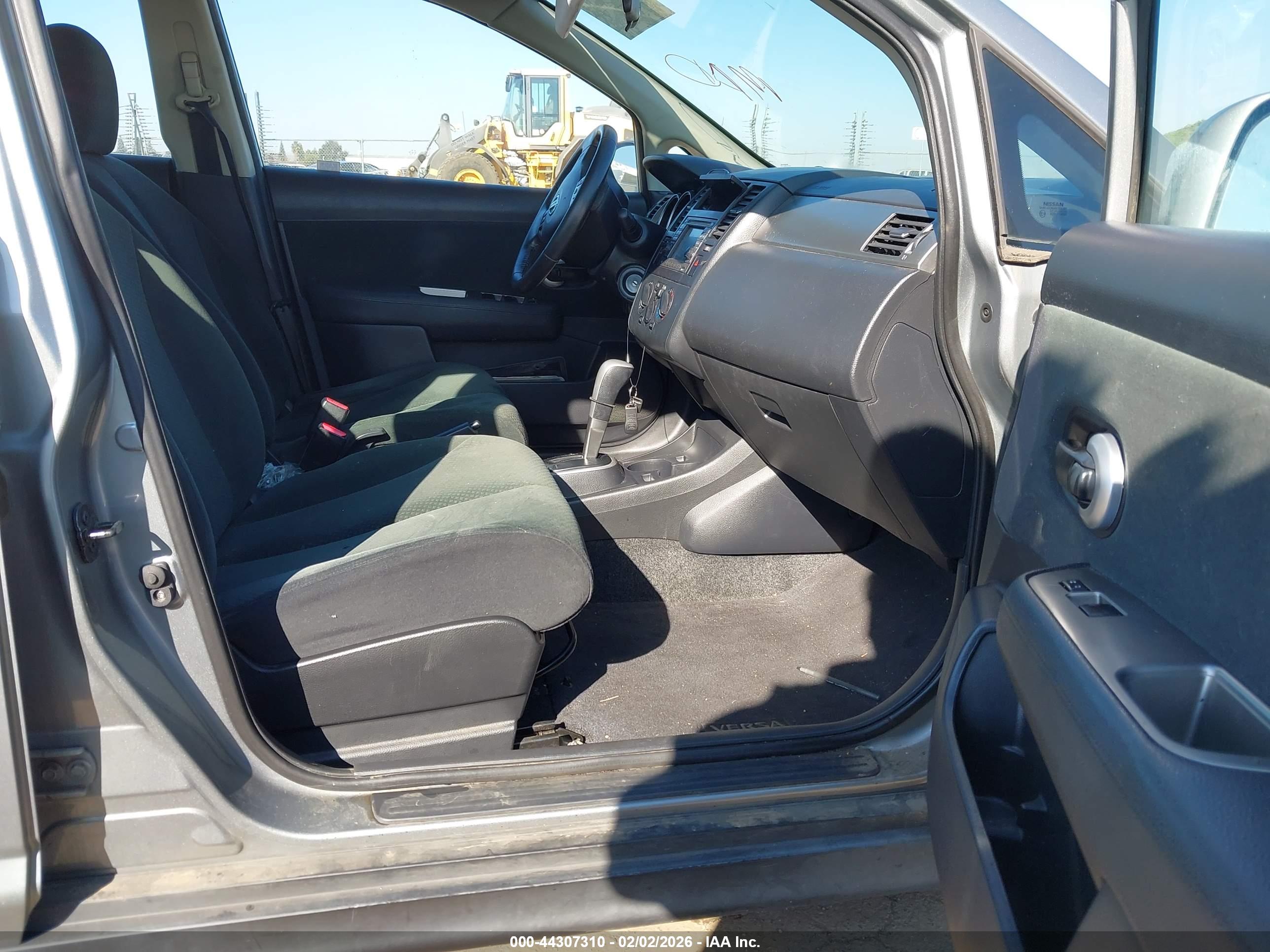 NISSAN VERSA image 5