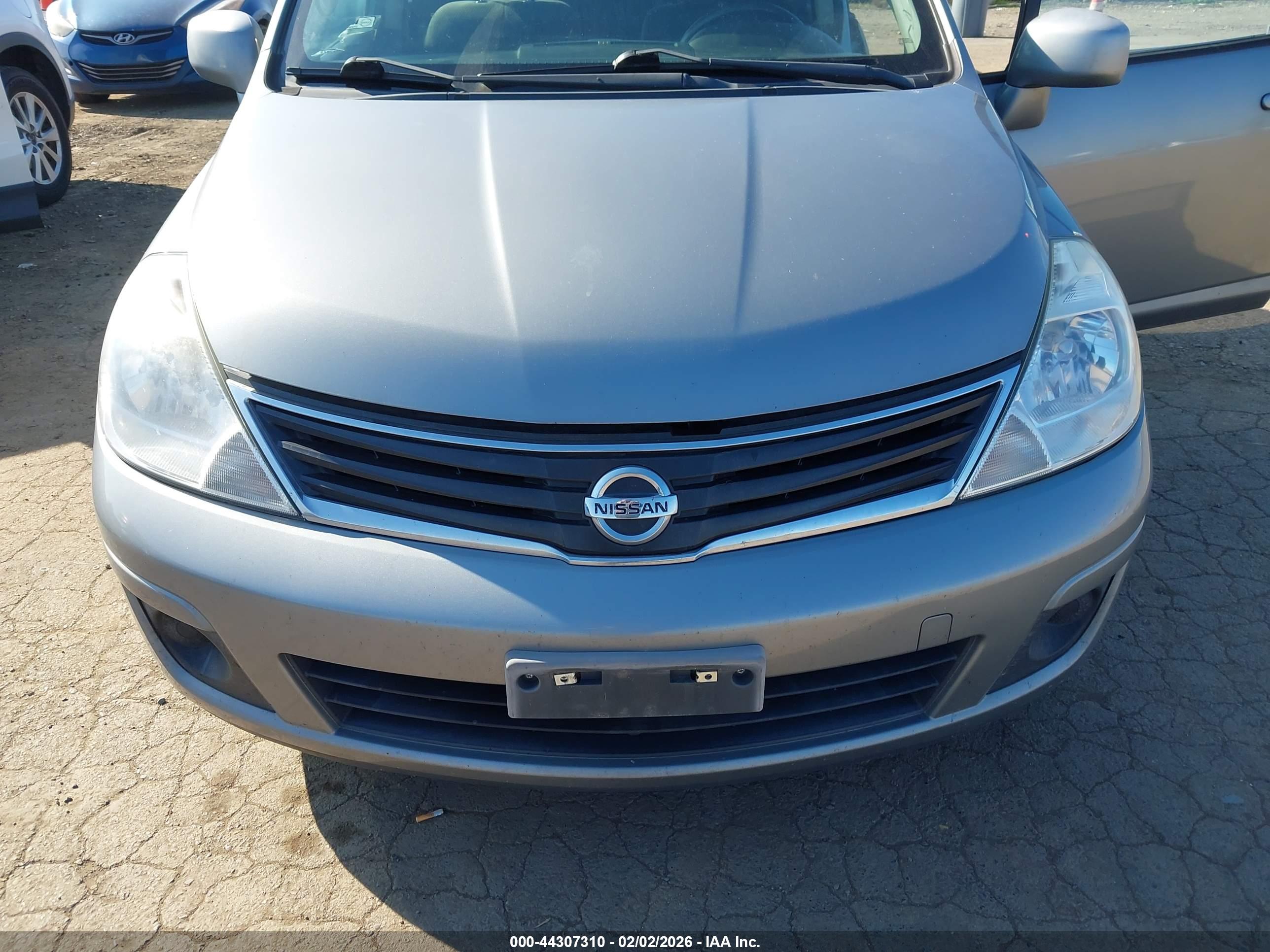 NISSAN VERSA image 6