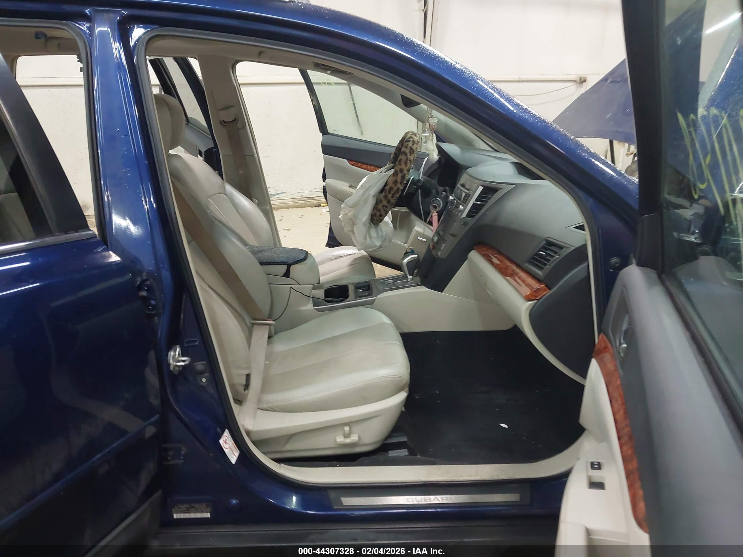 SUBARU OUTBACK image 5