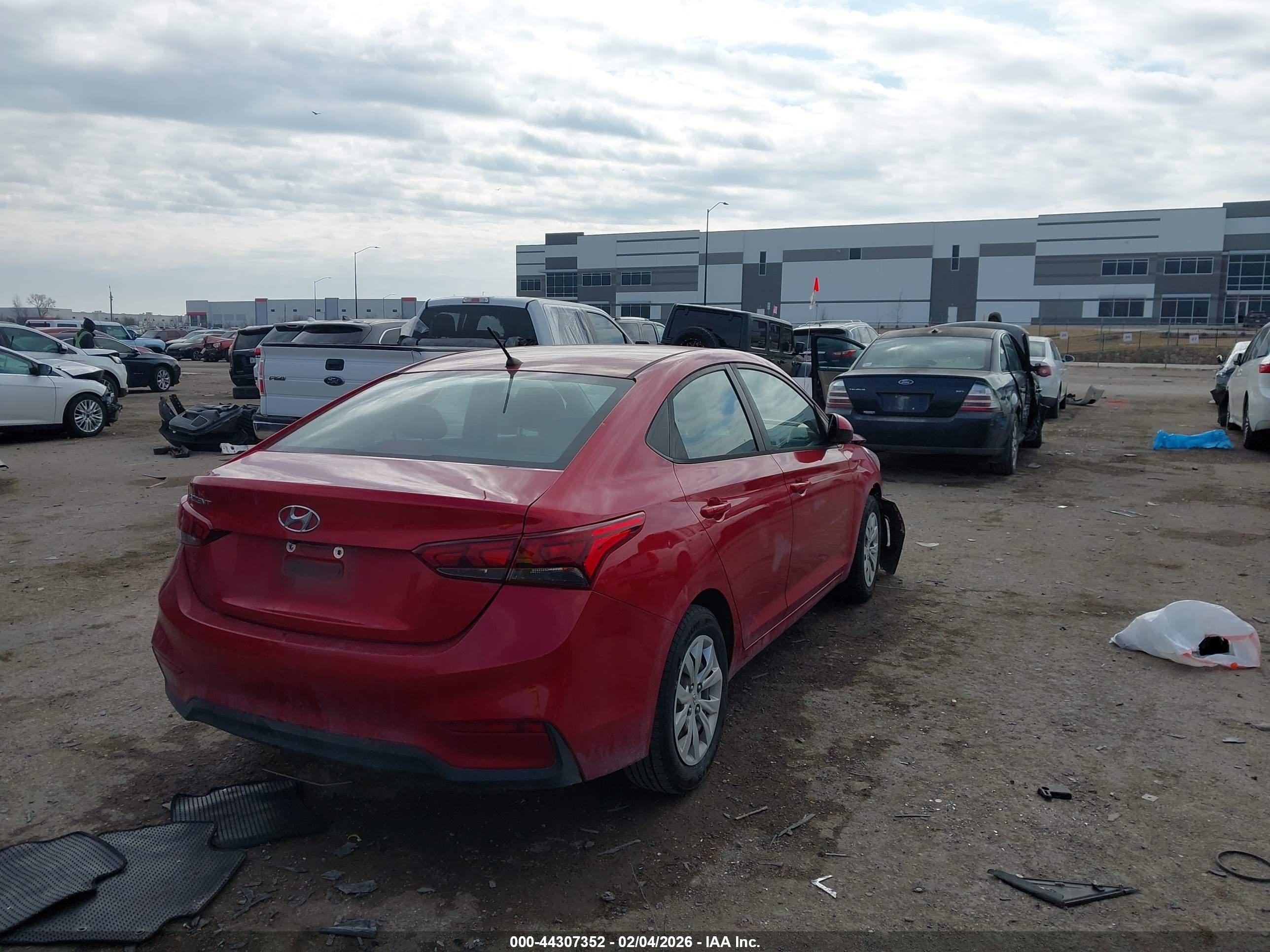 HYUNDAI ACCENT image 4