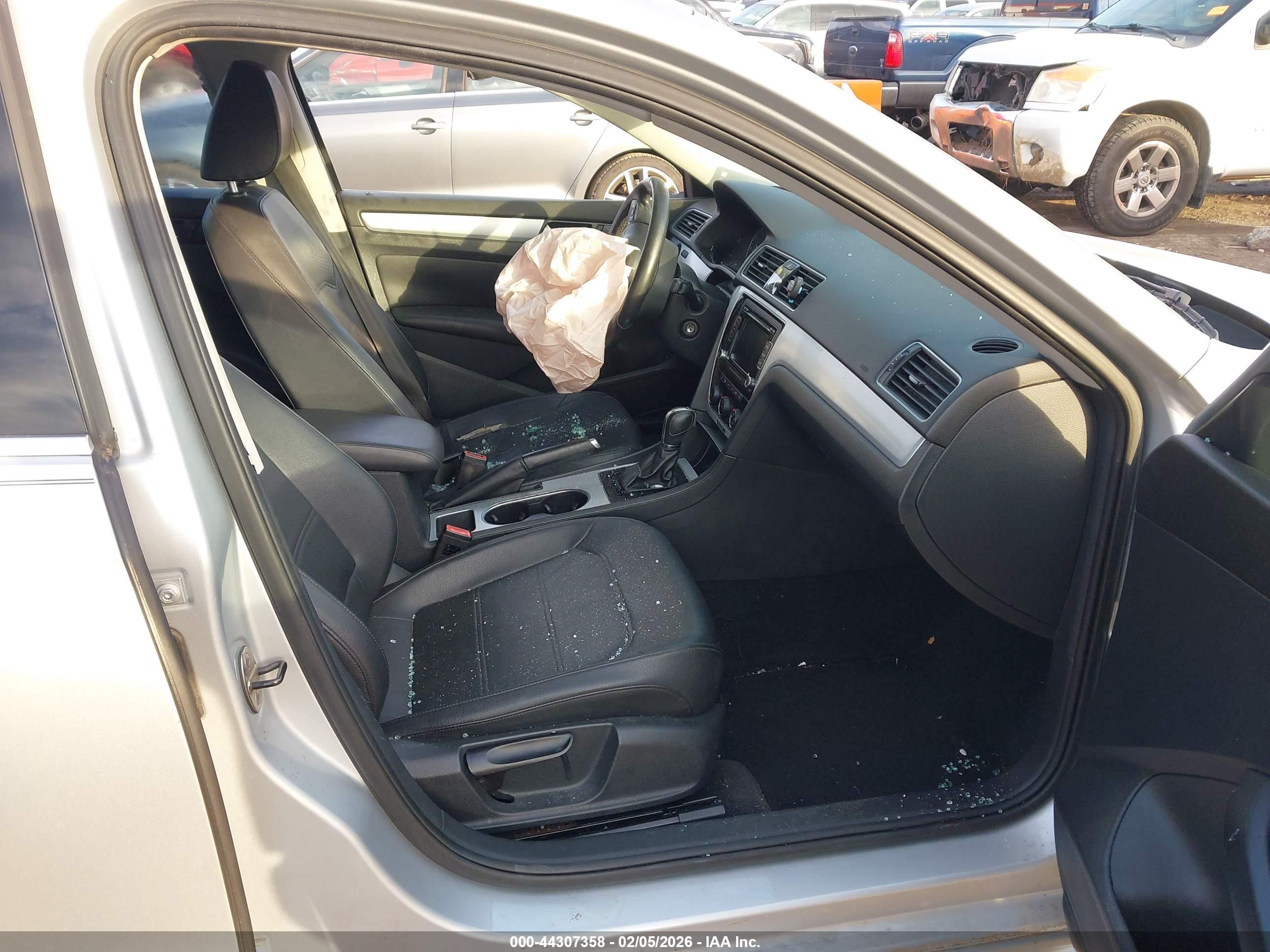VOLKSWAGEN PASSAT image 5