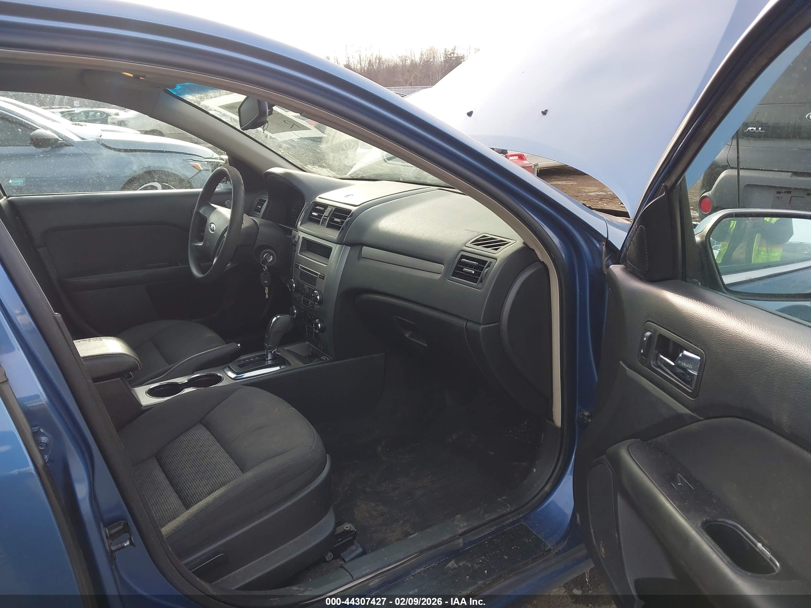 FORD FUSION image 5