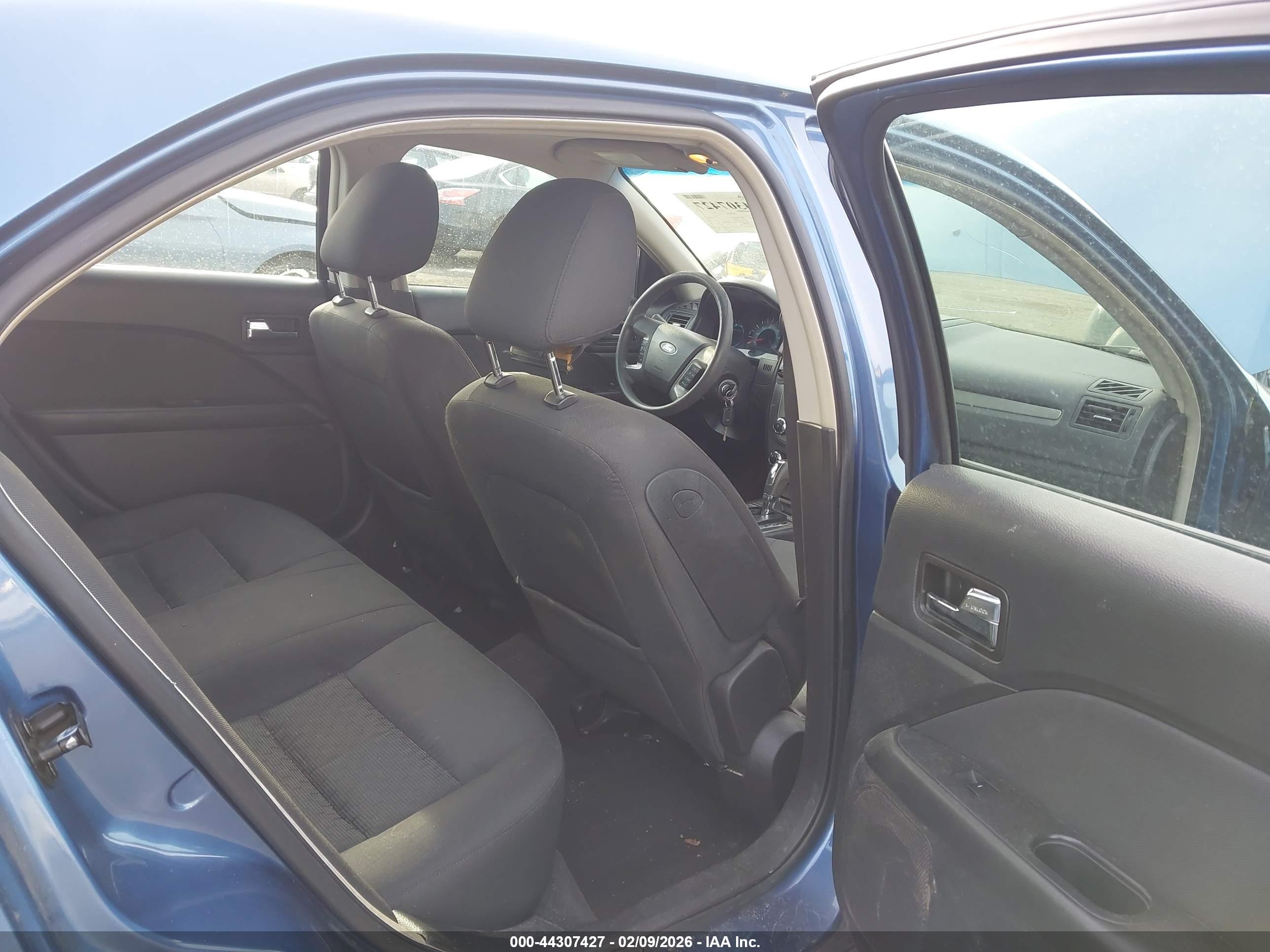 FORD FUSION image 8