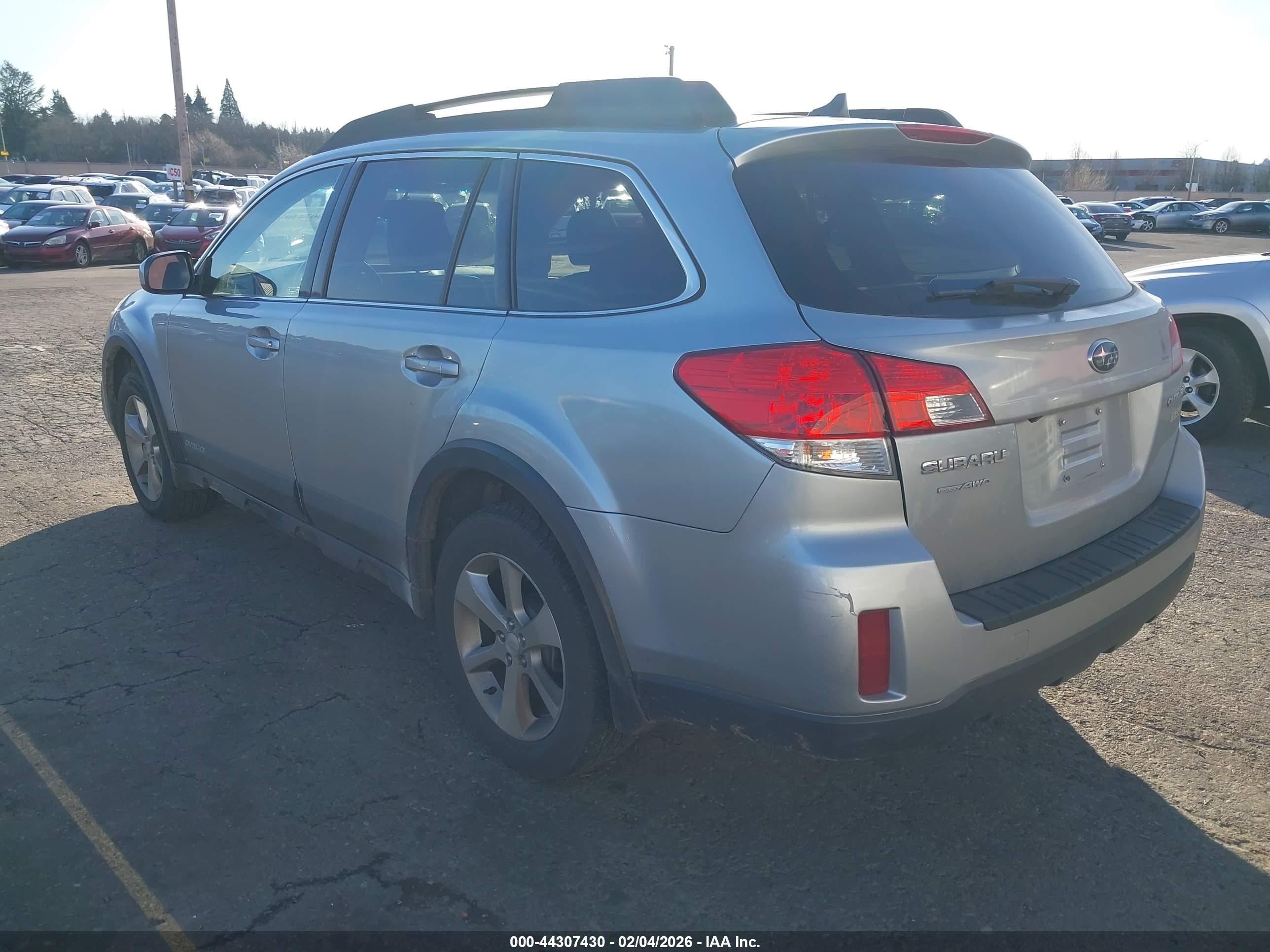 SUBARU OUTBACK image 3