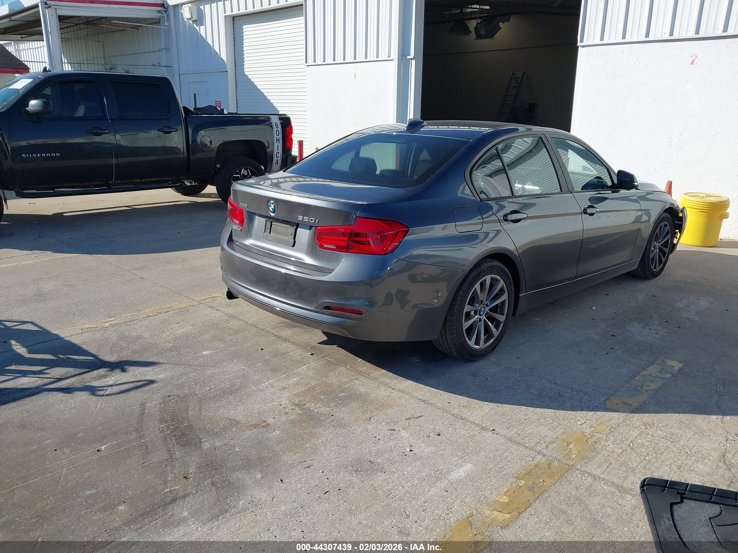 BMW 320I image 4