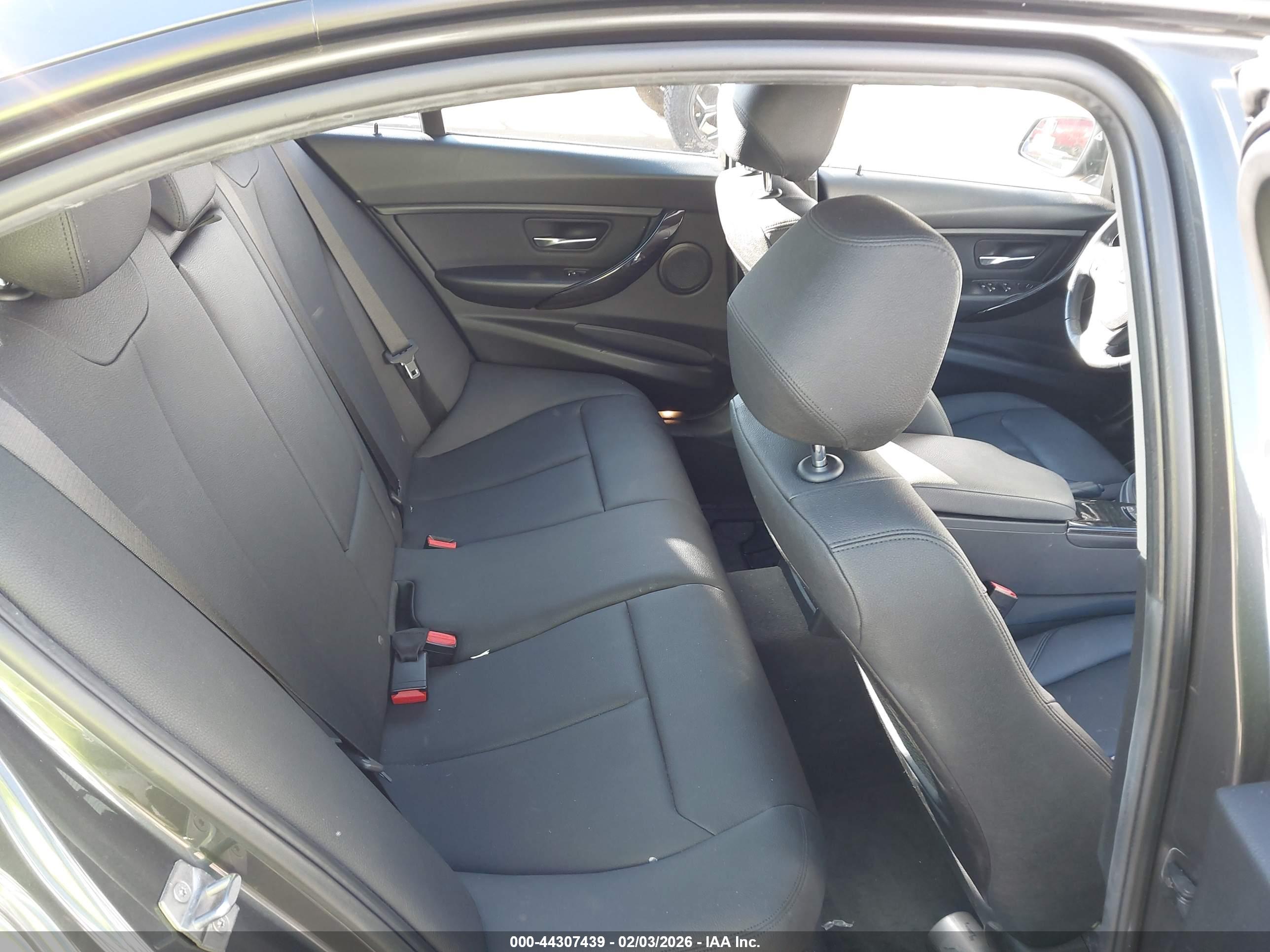 BMW 320I image 8