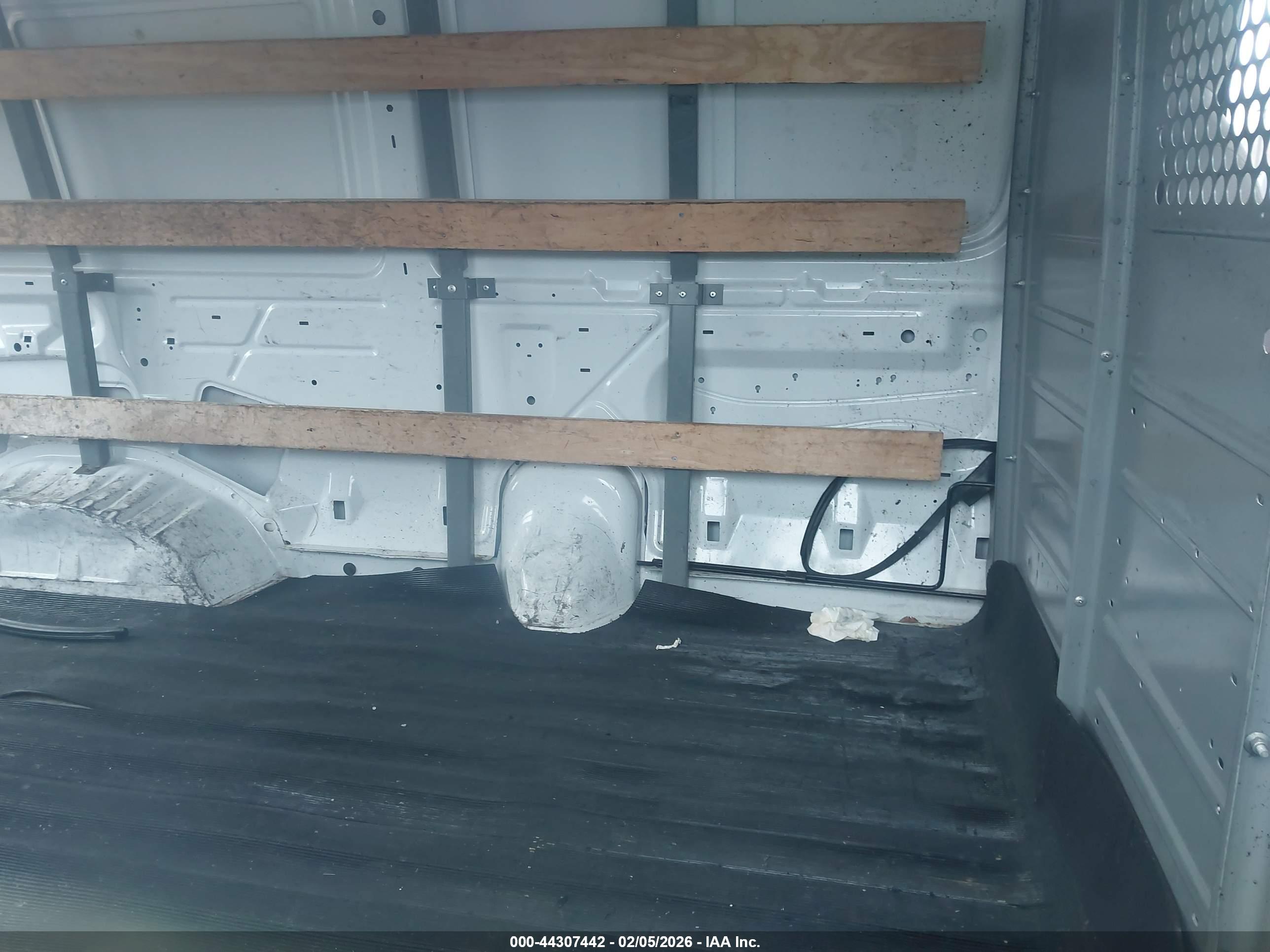 FORD E-250 image 8