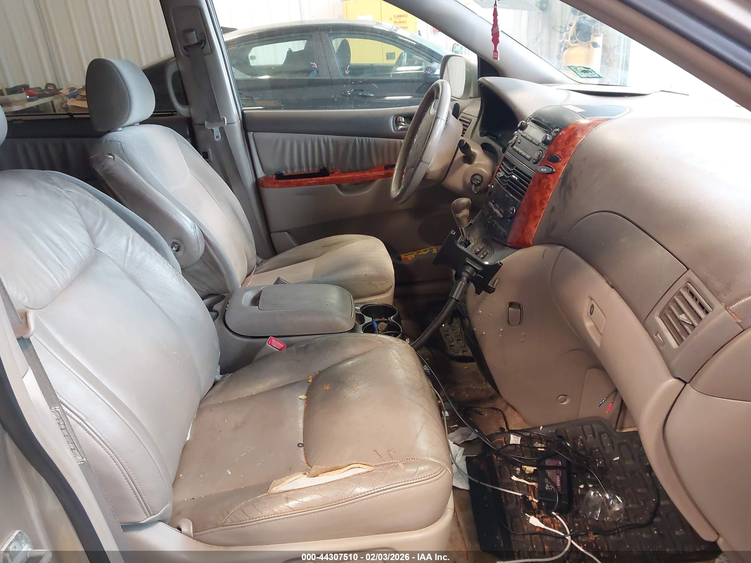 TOYOTA SIENNA image 5