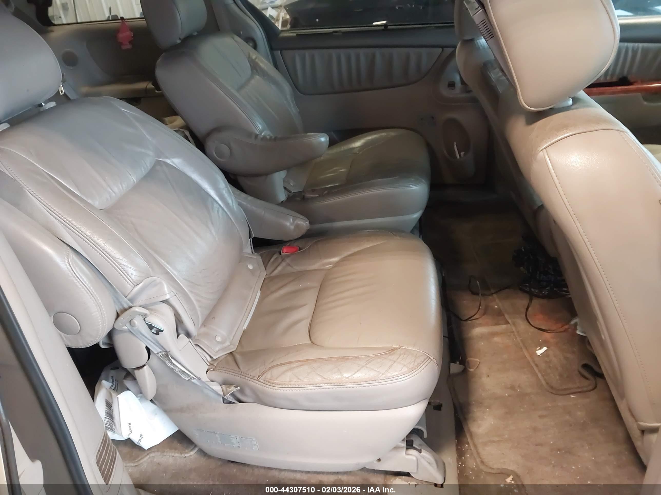 TOYOTA SIENNA image 8