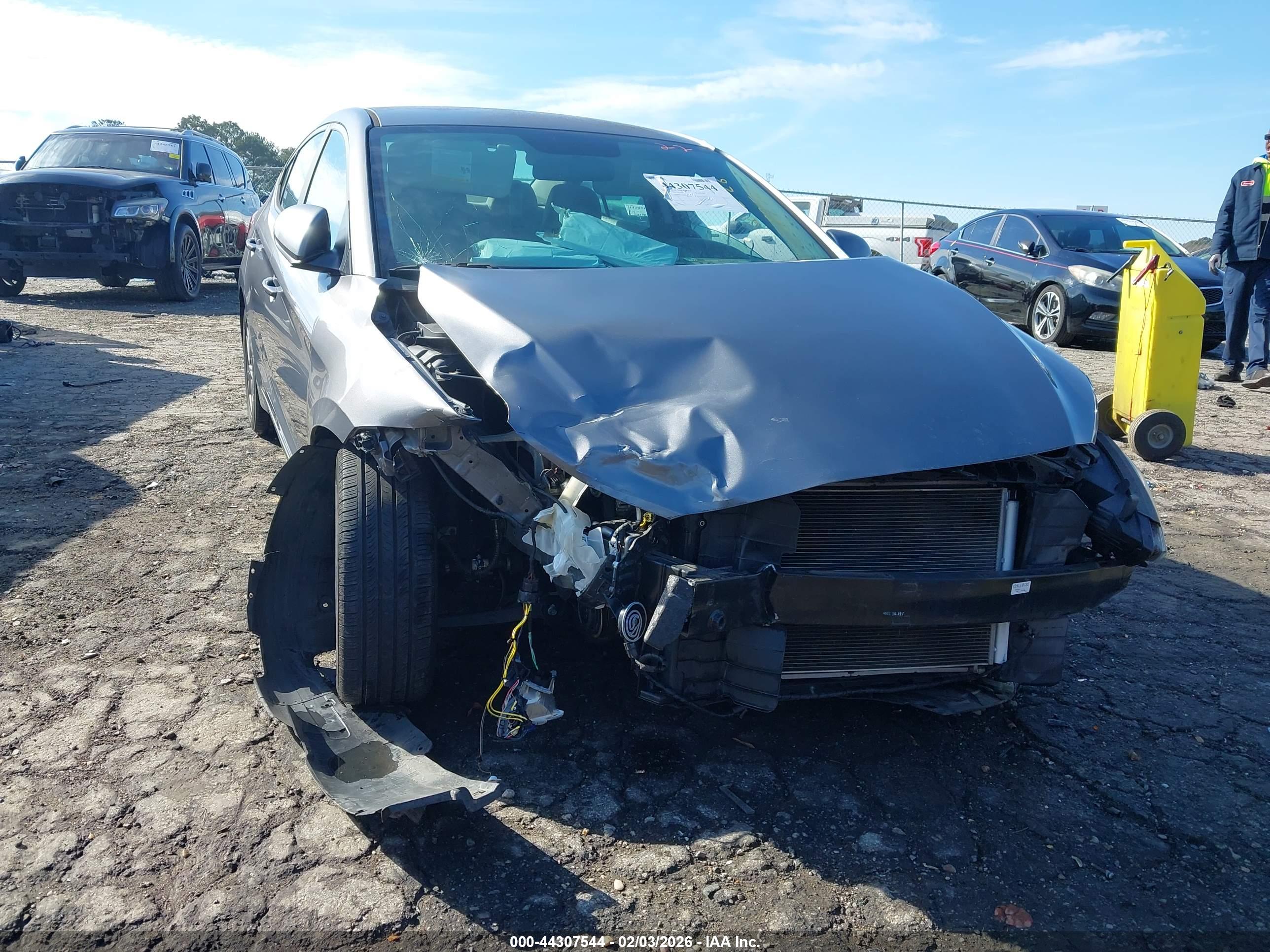 HYUNDAI ELANTRA image 6