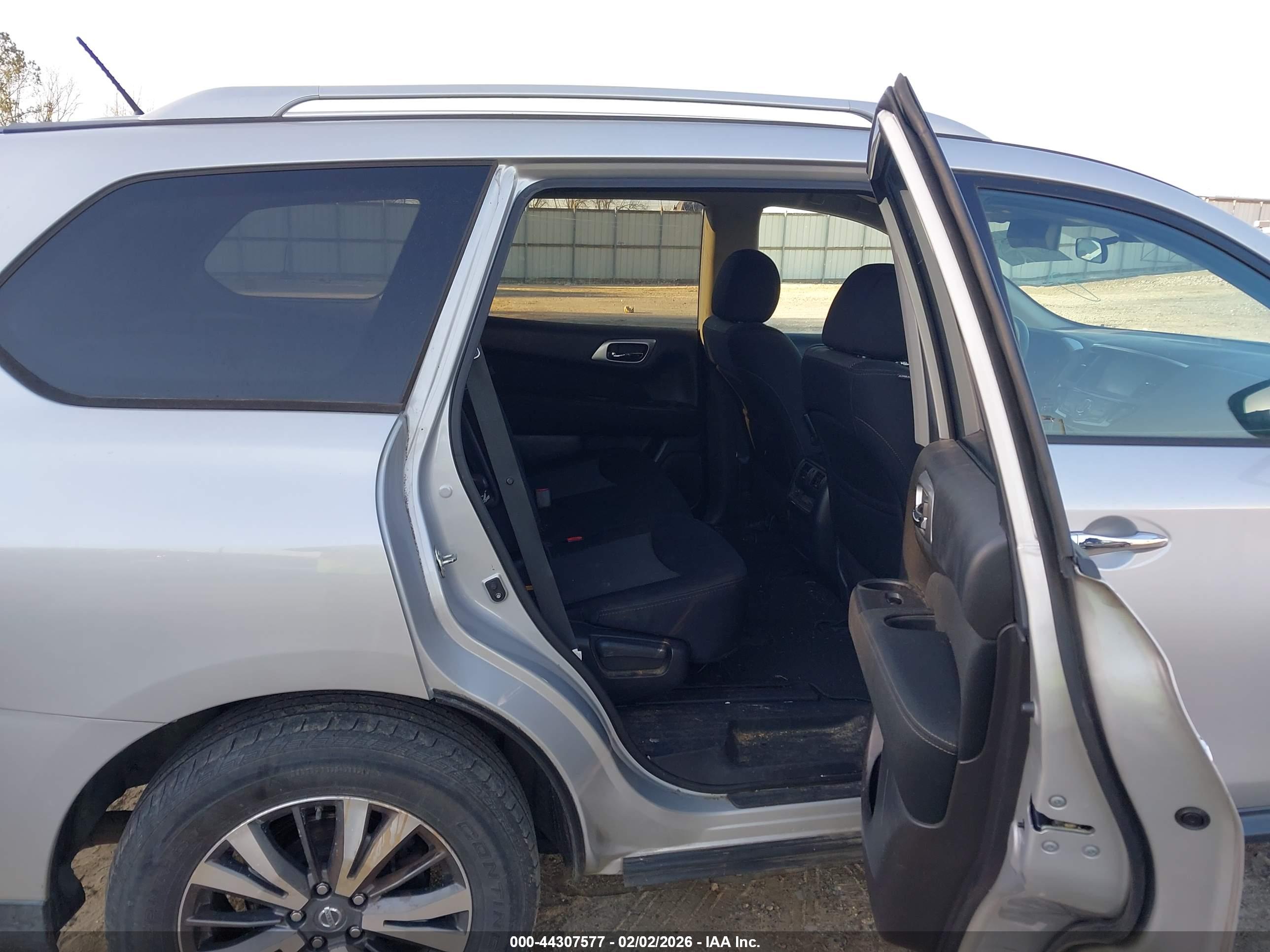 NISSAN PATHFINDER image 8