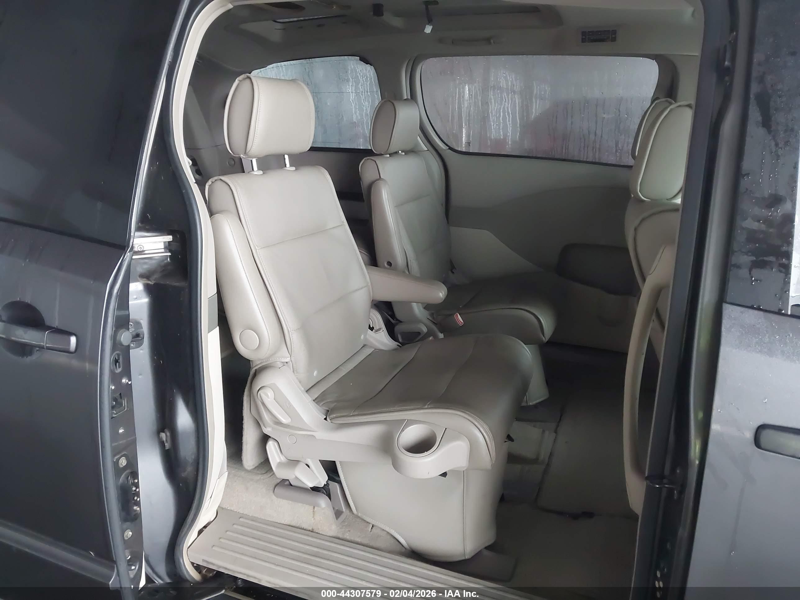 NISSAN QUEST image 8