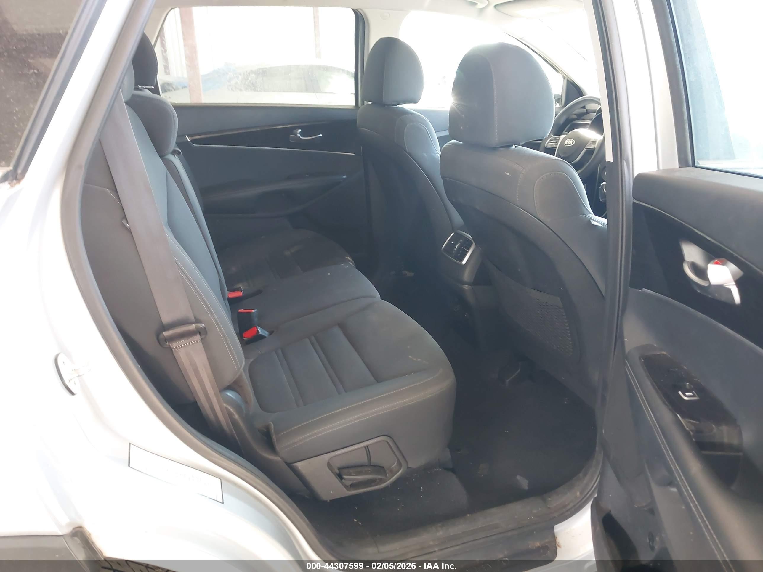 KIA SORENTO image 8