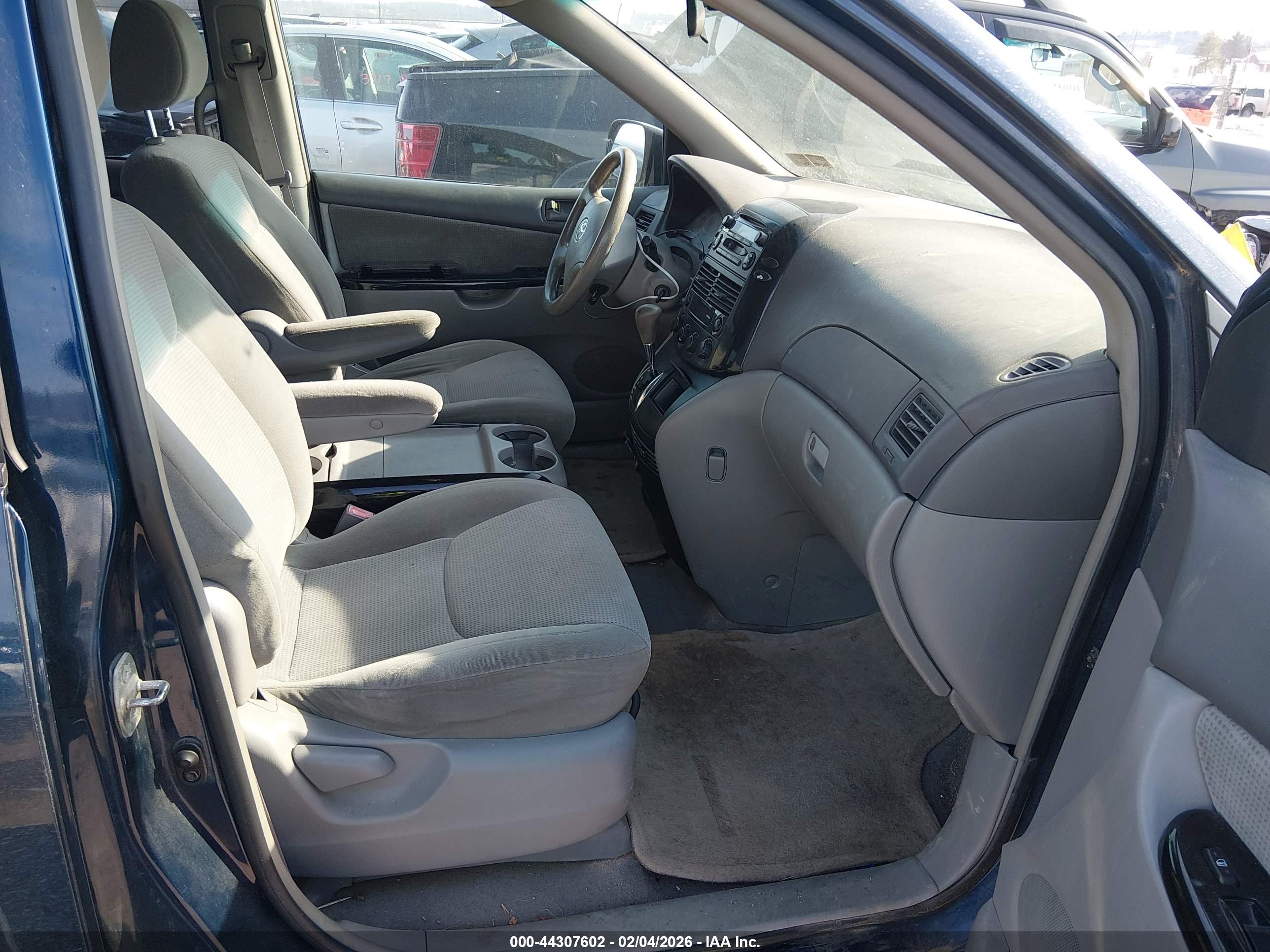 TOYOTA SIENNA image 5