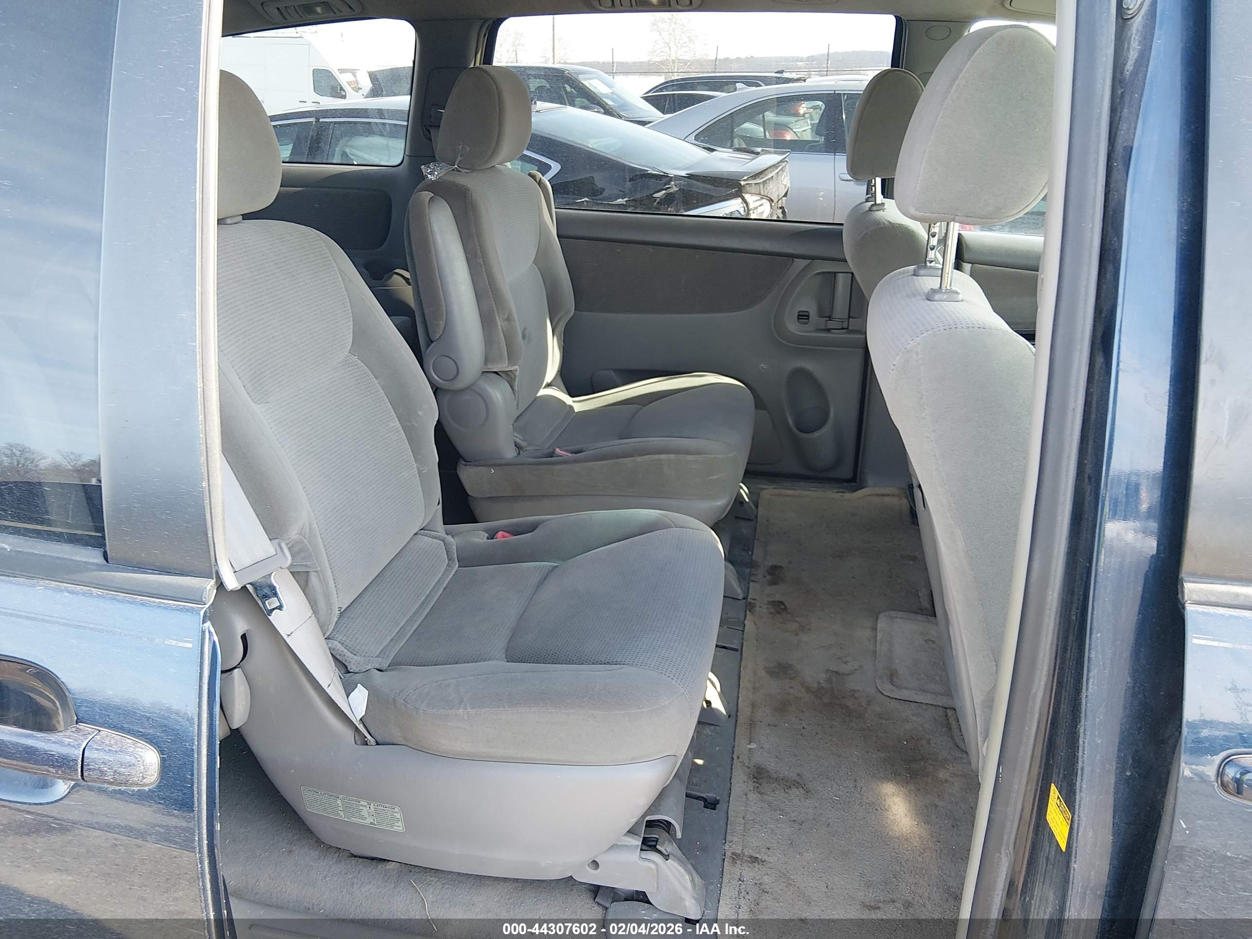 TOYOTA SIENNA image 8