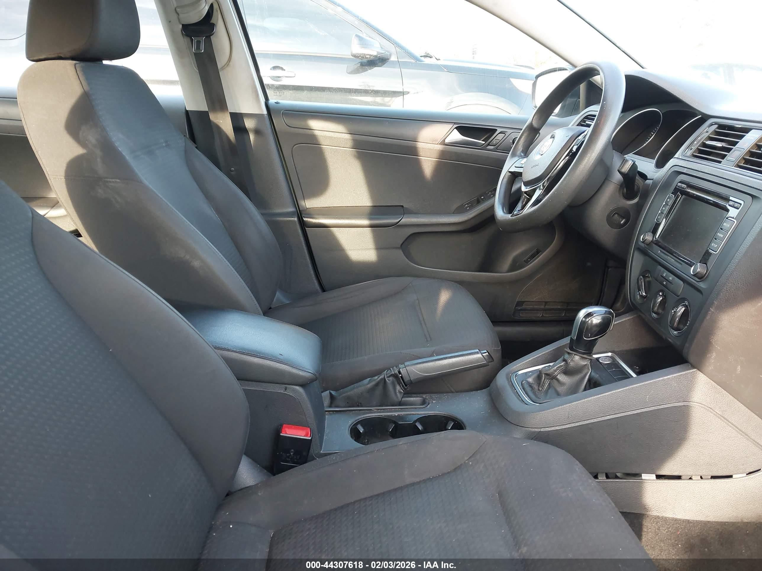 VOLKSWAGEN JETTA image 5