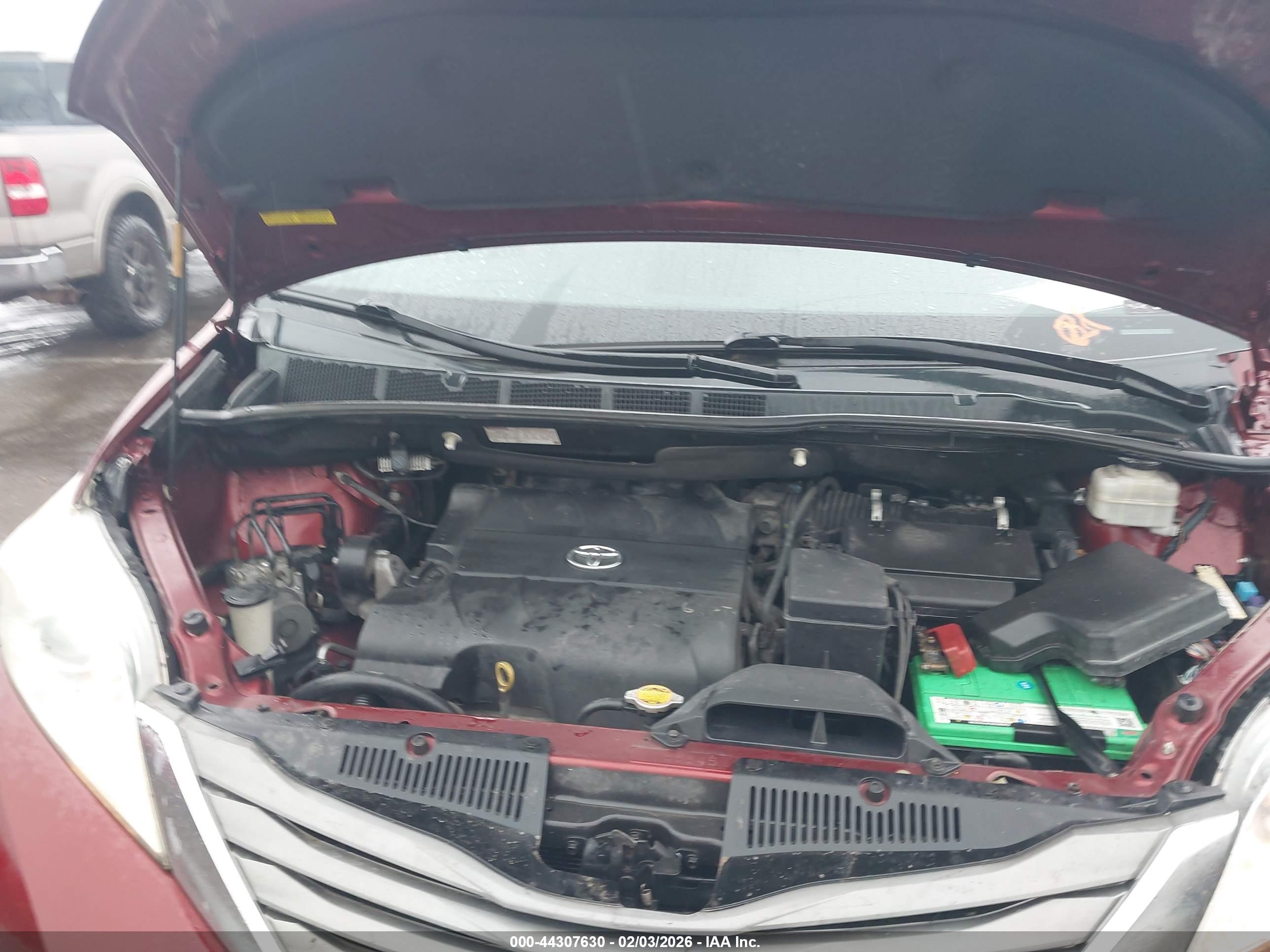 TOYOTA SIENNA image 10