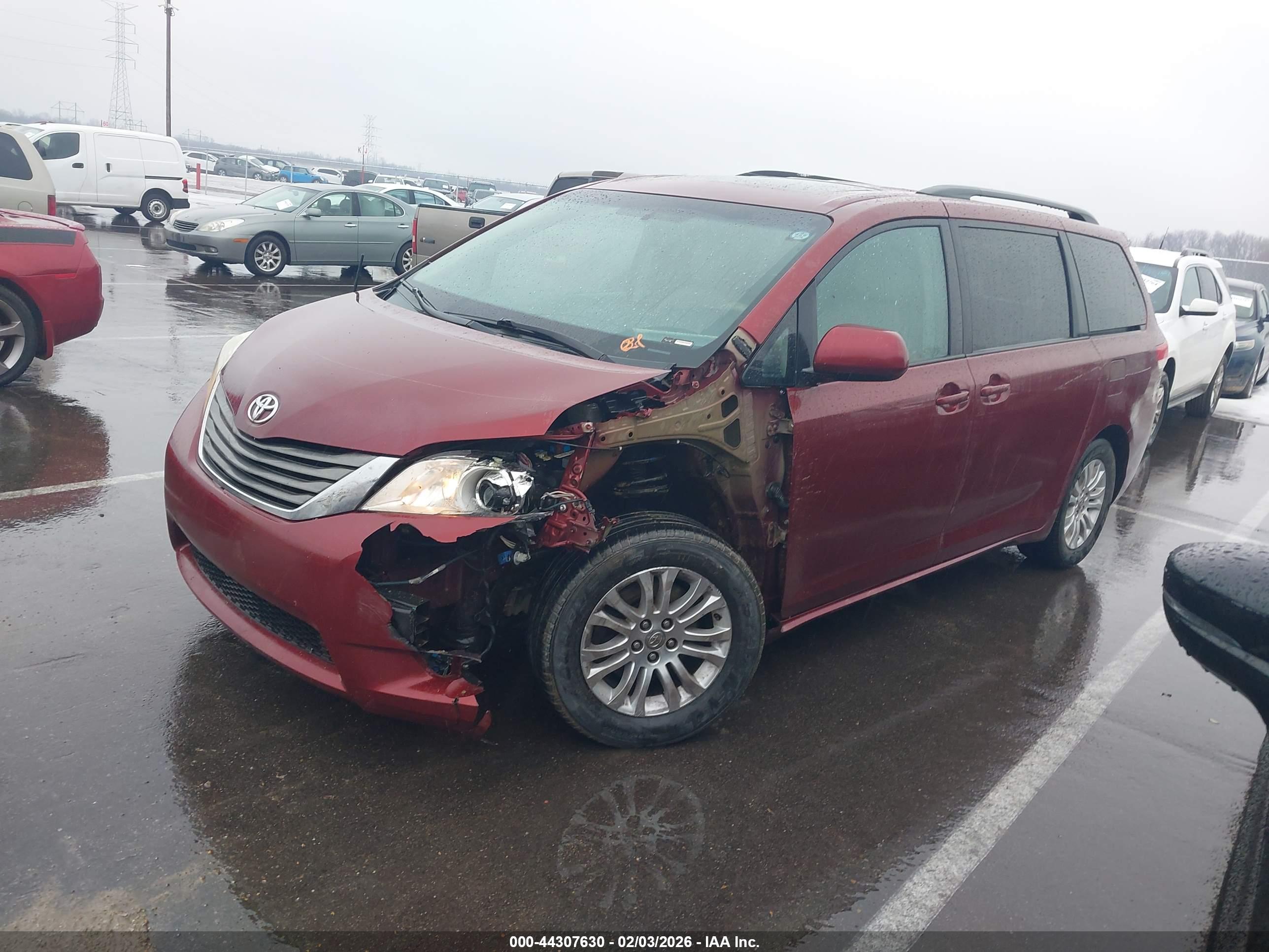 TOYOTA SIENNA image 2