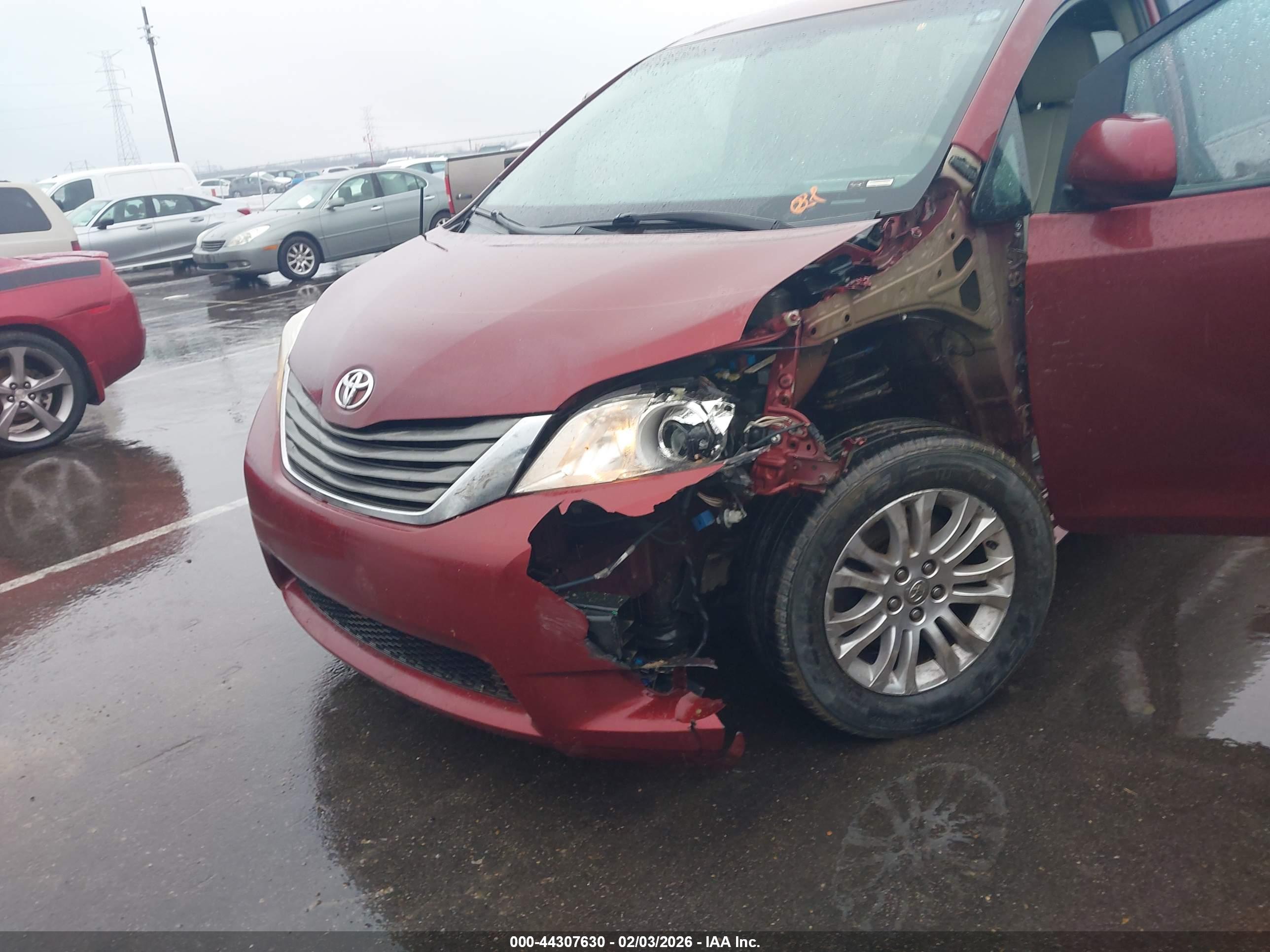 TOYOTA SIENNA image 6