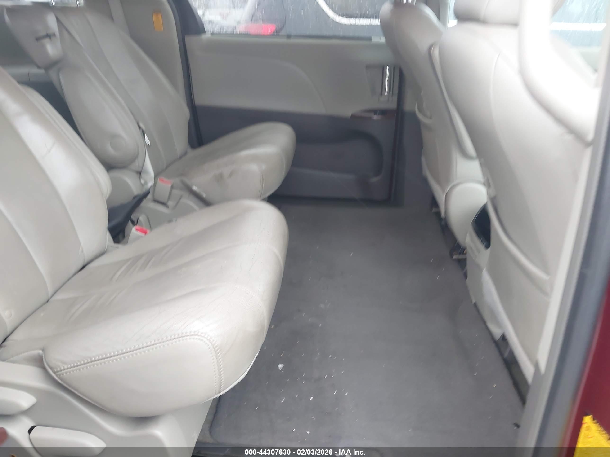 TOYOTA SIENNA image 8