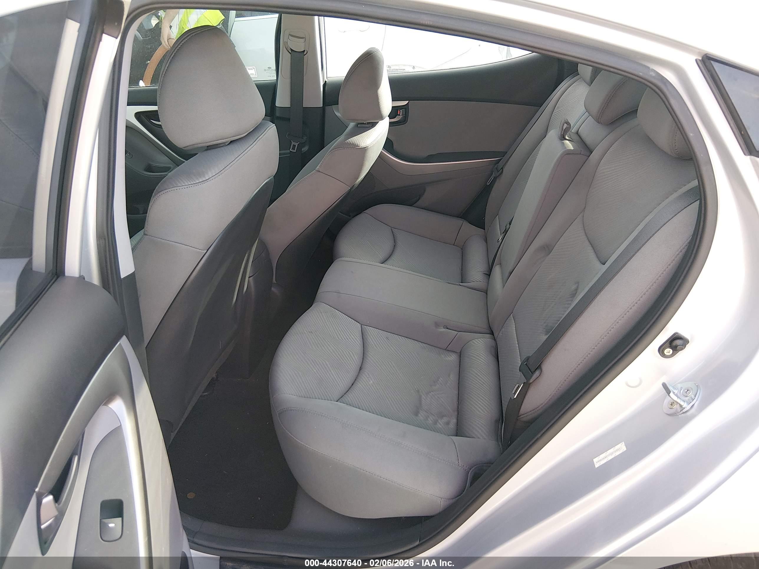 HYUNDAI ELANTRA image 8