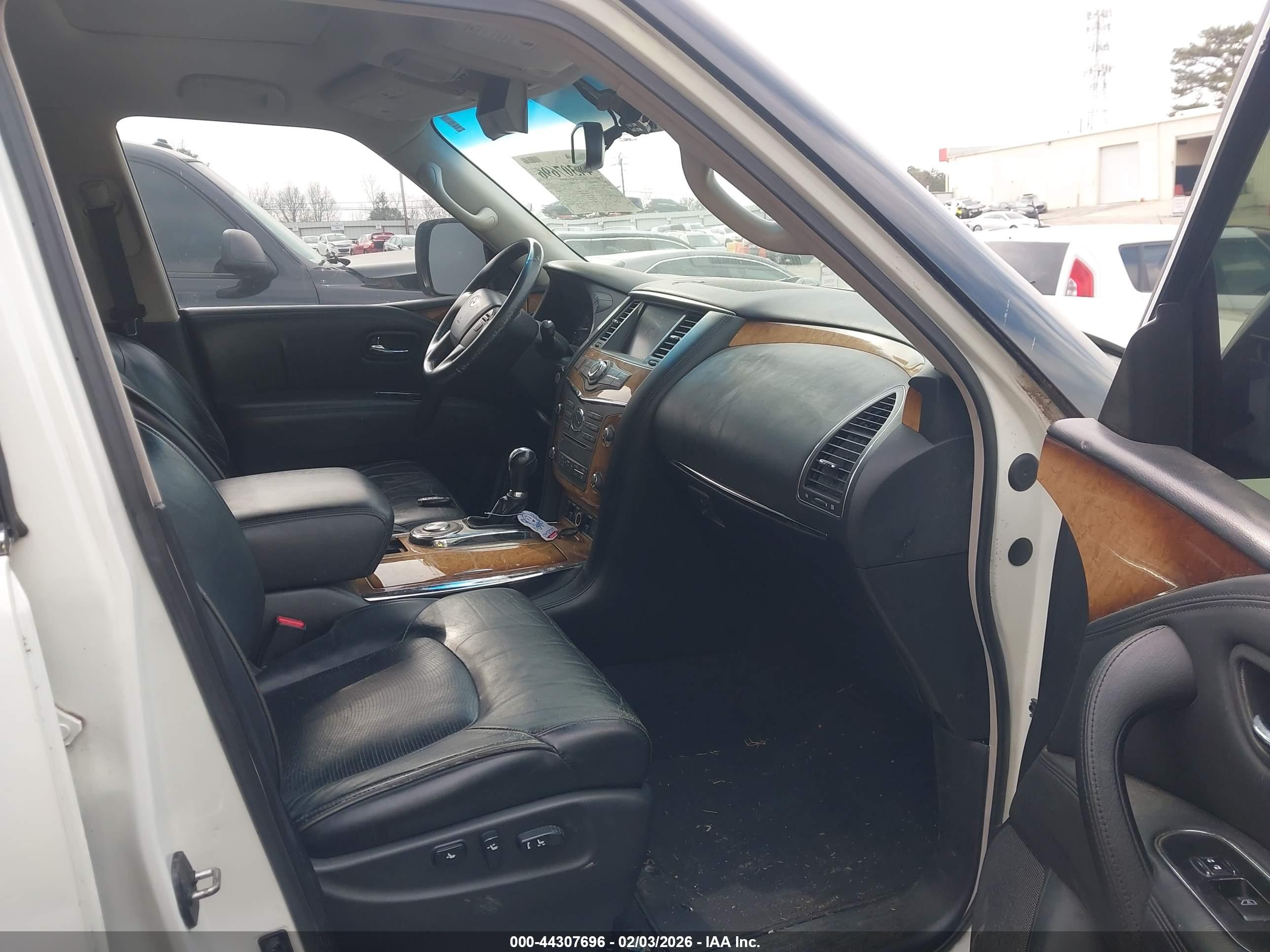 INFINITI QX56 image 5