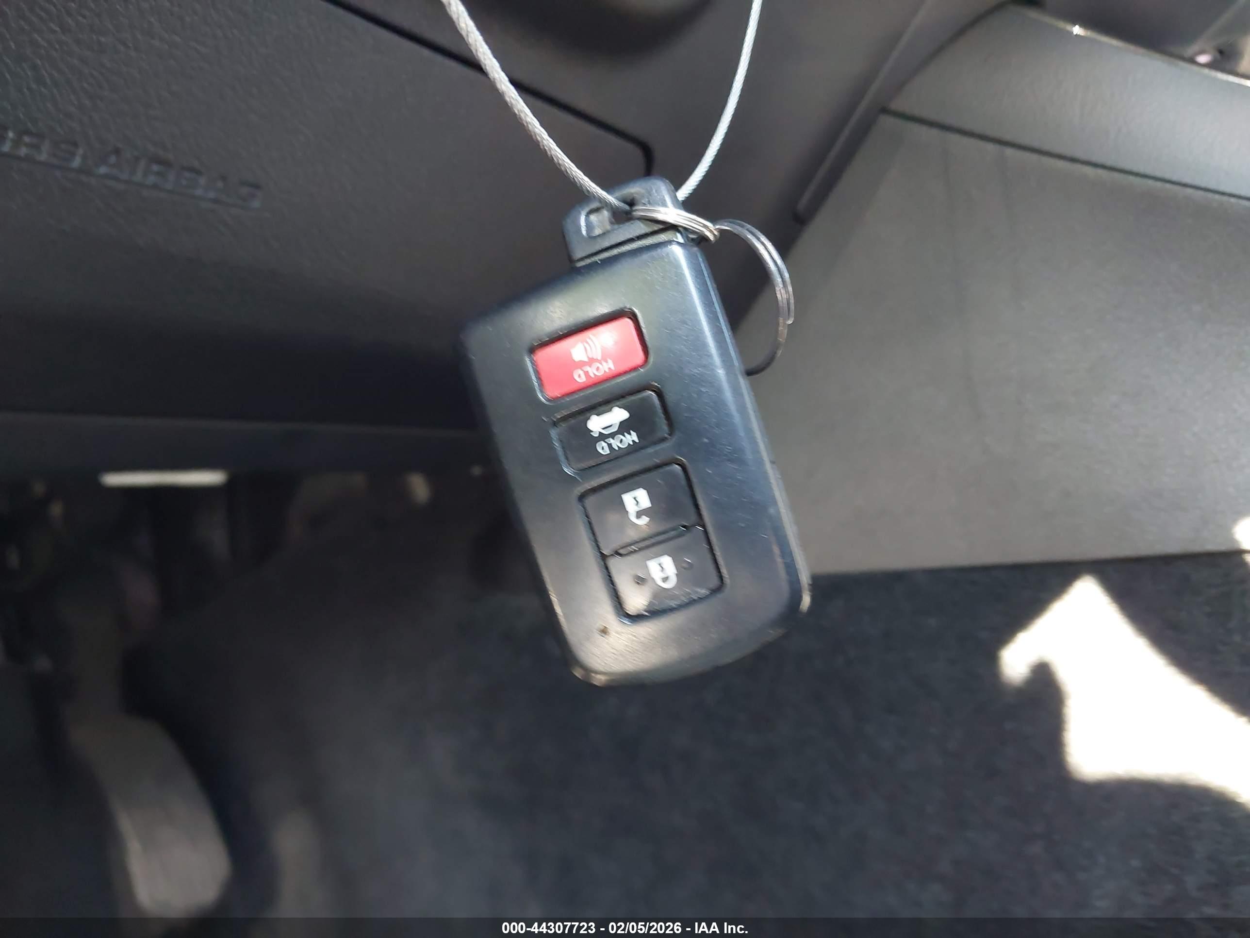 TOYOTA AVALON image 11