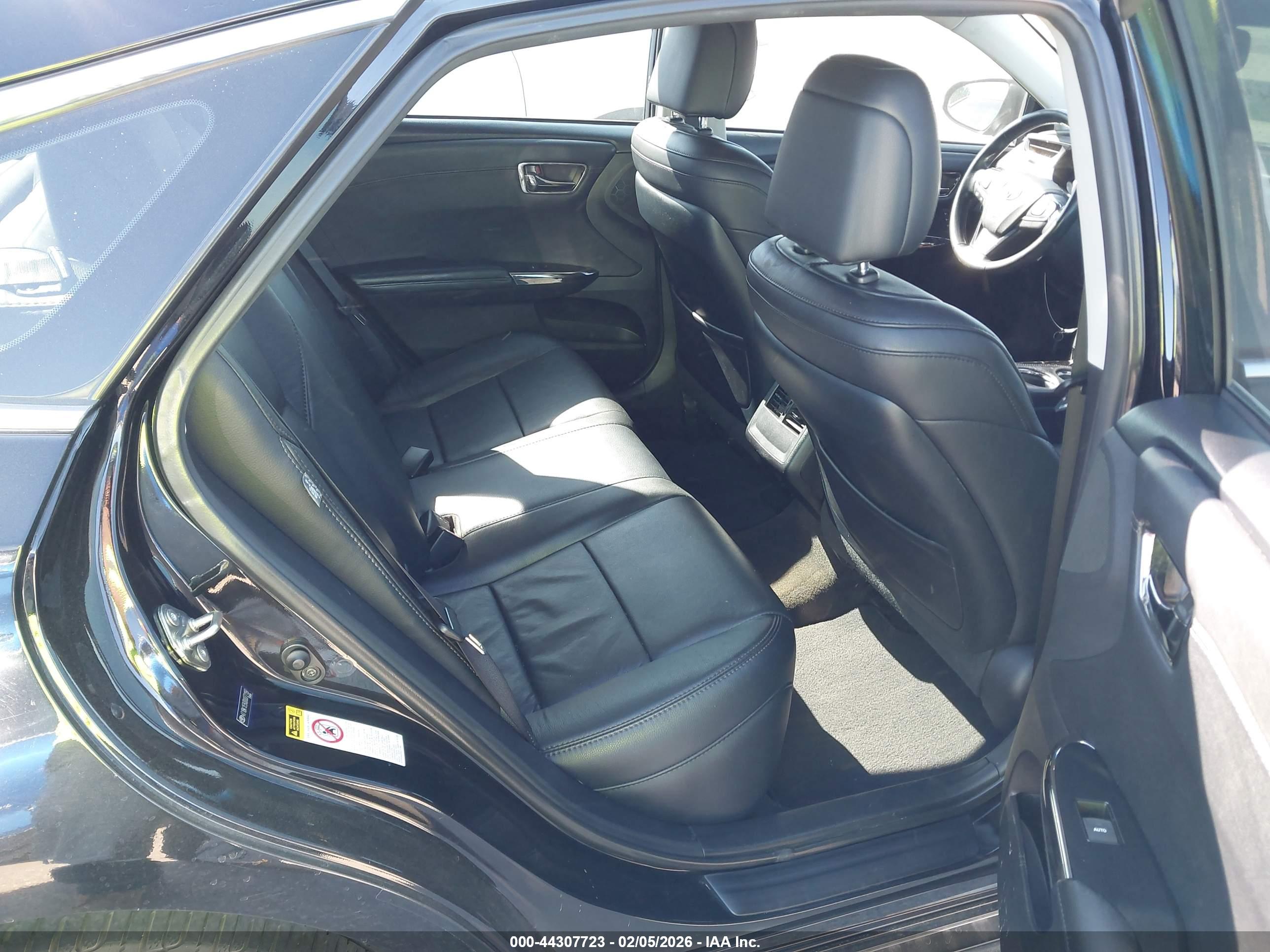 TOYOTA AVALON image 8