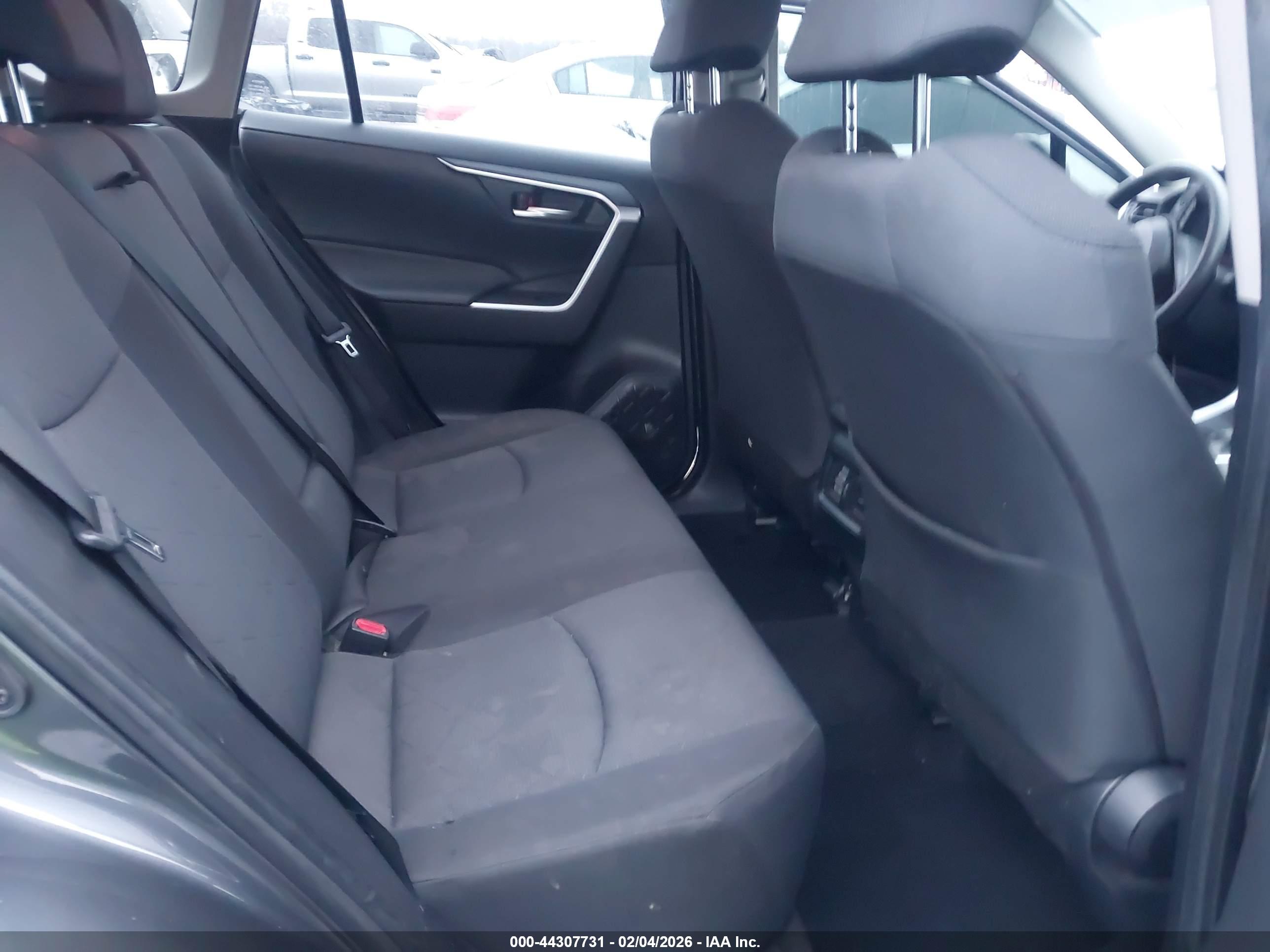 TOYOTA RAV4 image 8