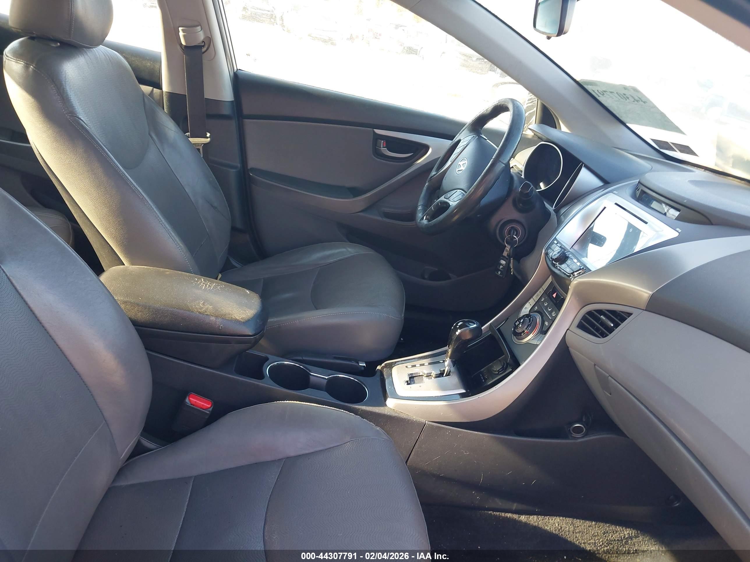 HYUNDAI ELANTRA image 5