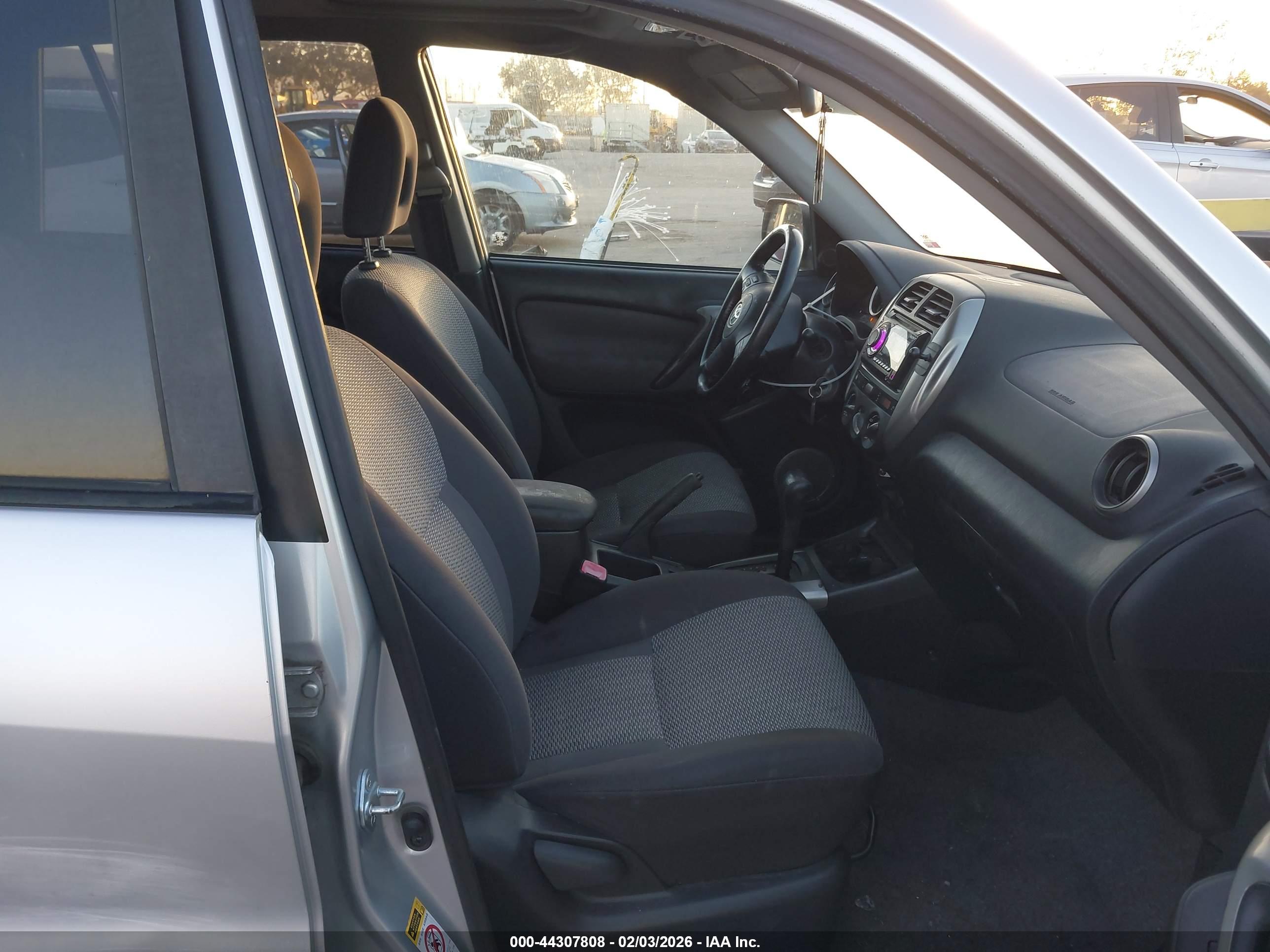 TOYOTA RAV4 image 5