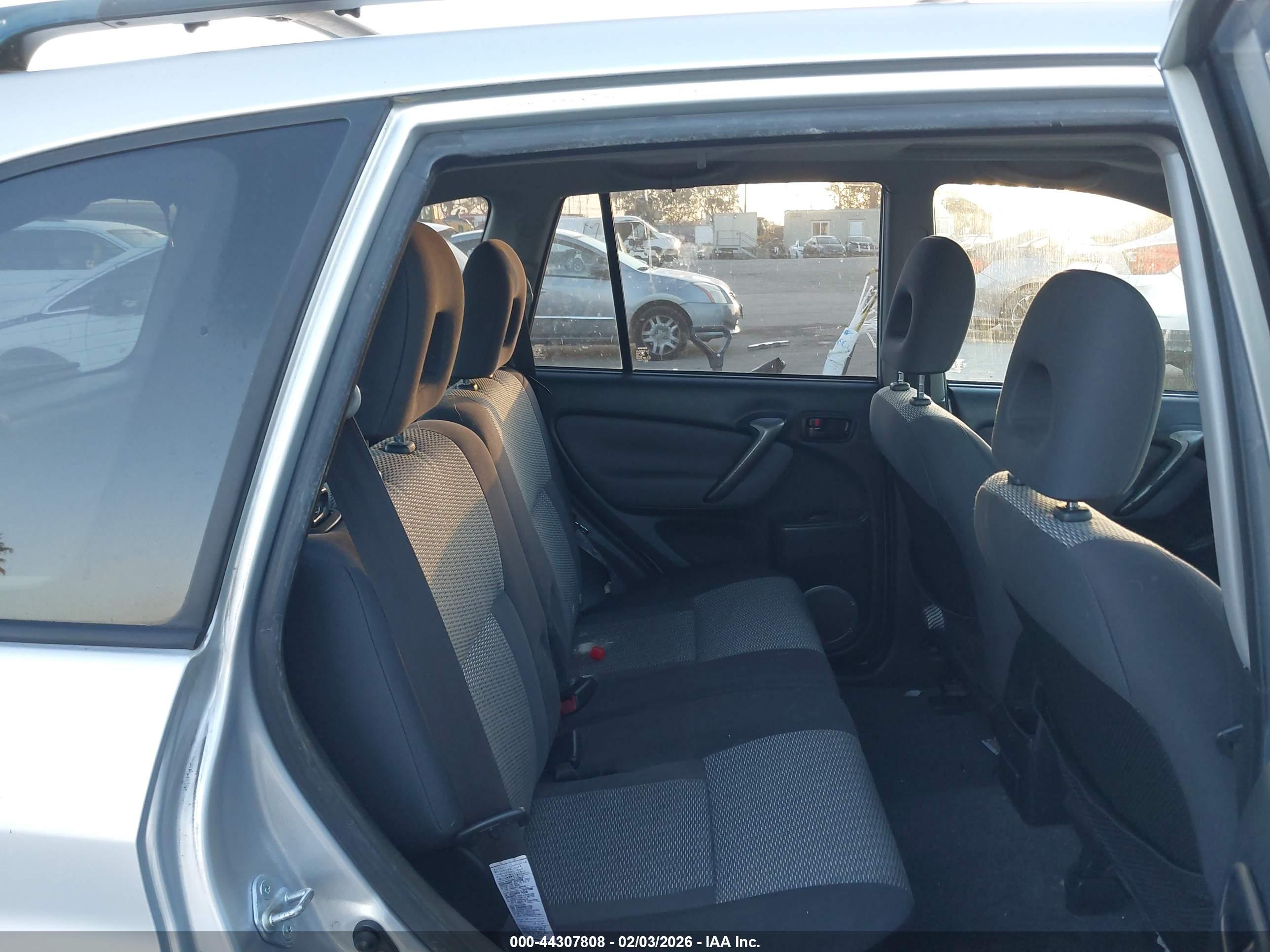 TOYOTA RAV4 image 8