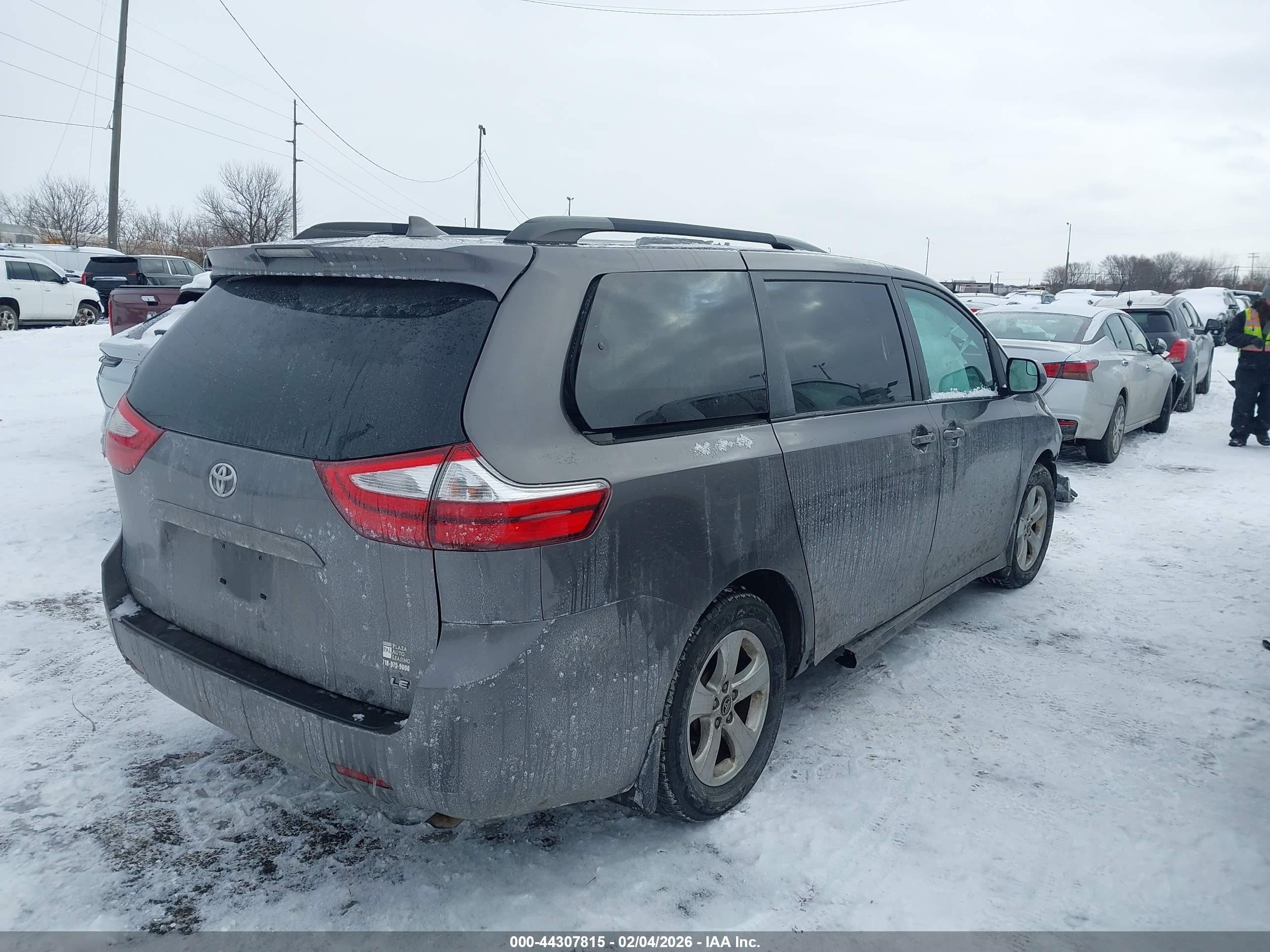 TOYOTA SIENNA image 4