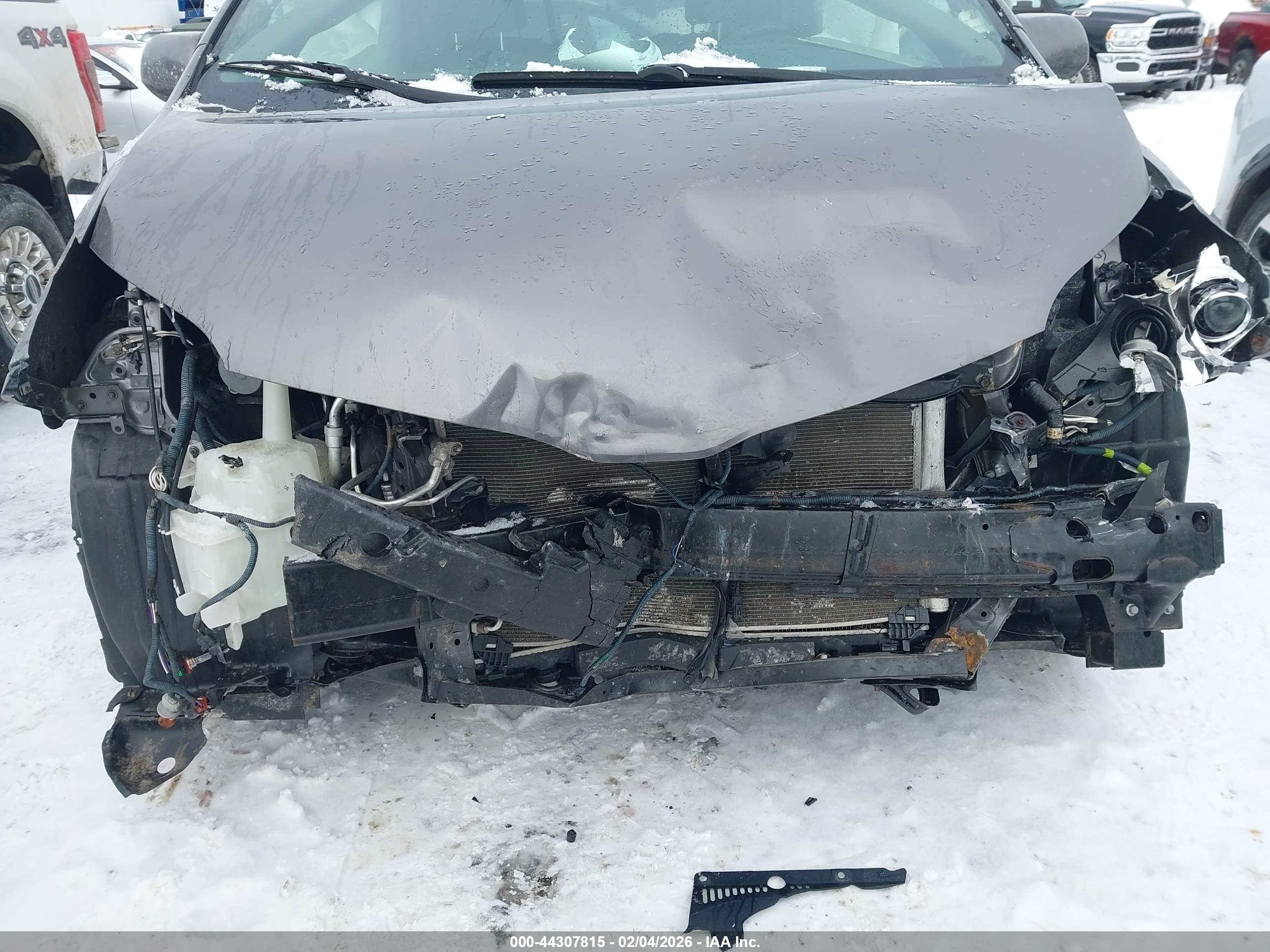 TOYOTA SIENNA image 6