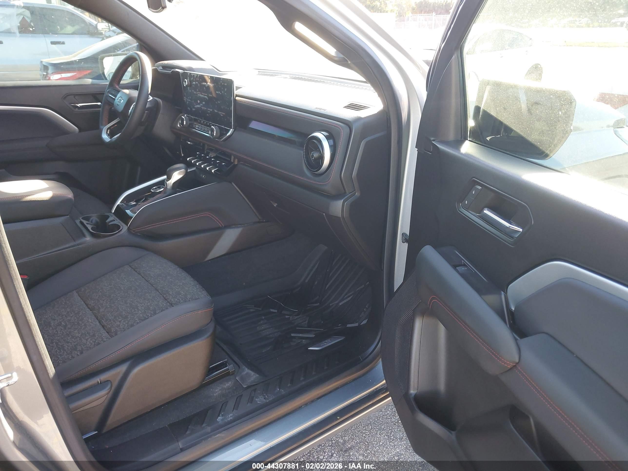 CHEVROLET COLORADO image 5