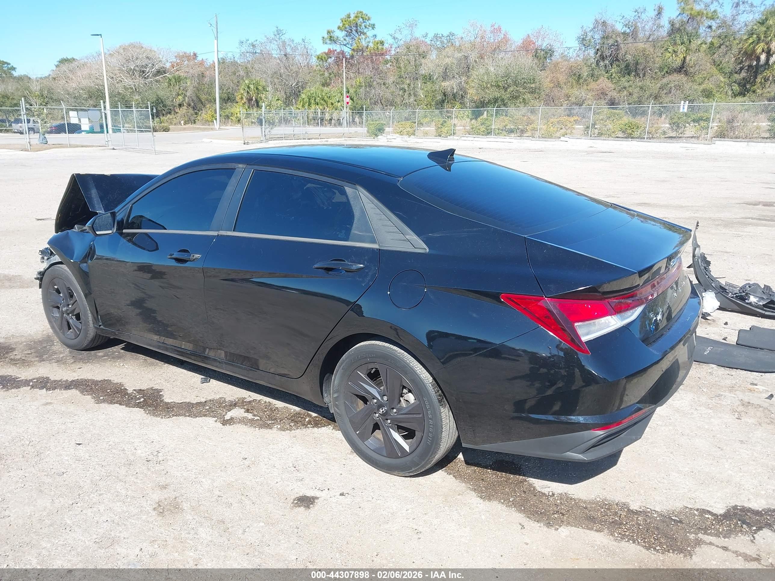 HYUNDAI ELANTRA image 3