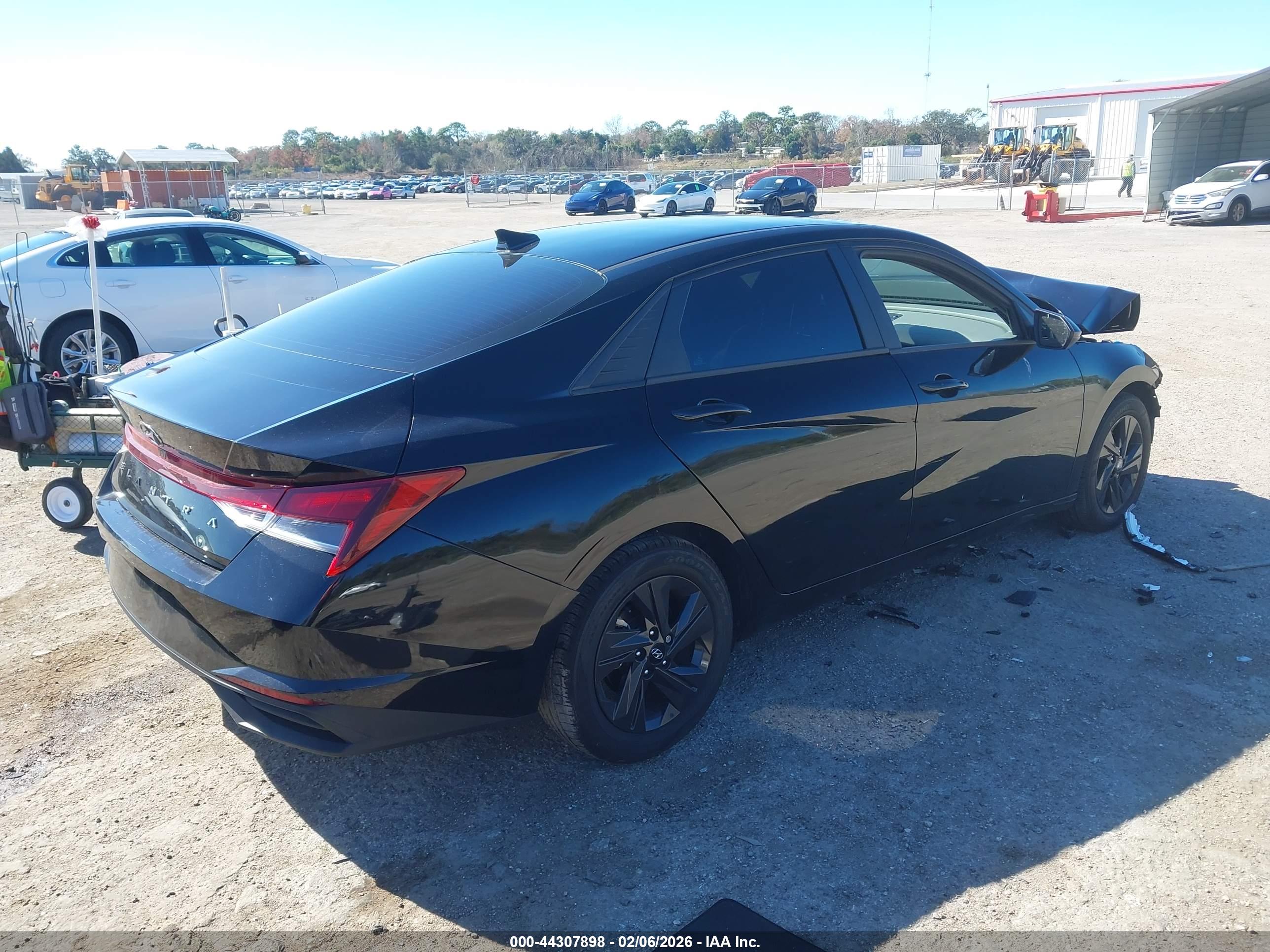 HYUNDAI ELANTRA image 4