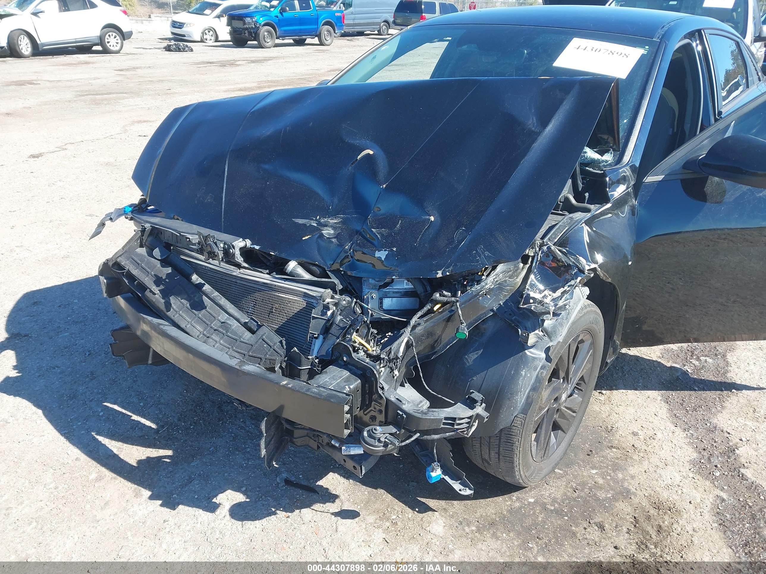 HYUNDAI ELANTRA image 6