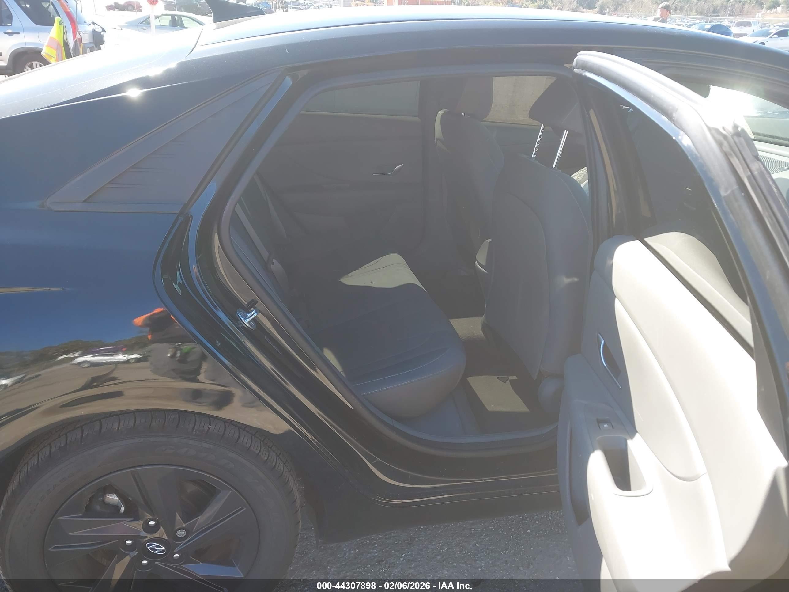 HYUNDAI ELANTRA image 8